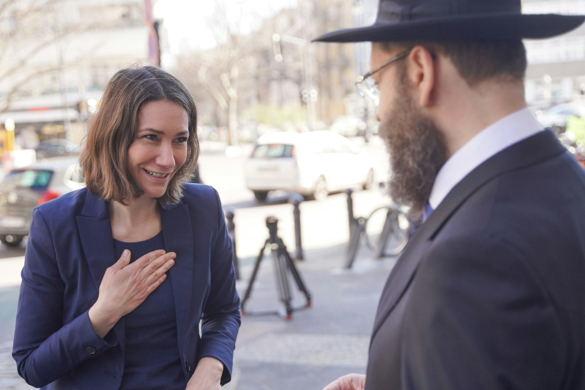 Bundesfamilienministerin Anne Spiegel (Grüne) trifft Rabbiner Yehuda Teichtal.