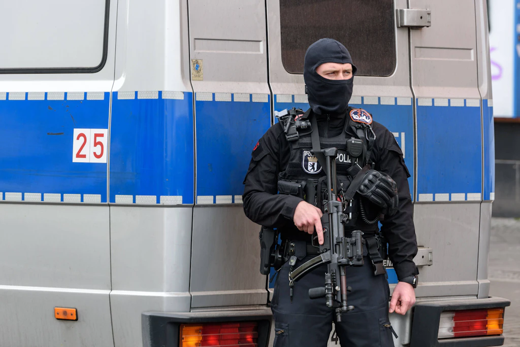 Razzia in Berlin: Polizei stürmt Wohnungen und Verstecke von Drogenbande