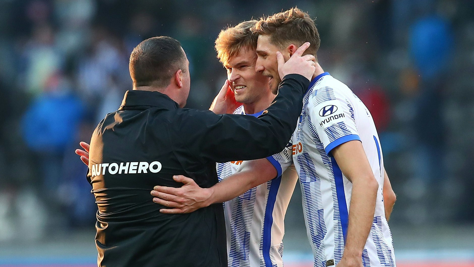 Lasst euch drücken! Mark&nbsp;Fotheringham herzte nach Herthas Sieg gegen Hoffenheim jeden seiner Spieler.