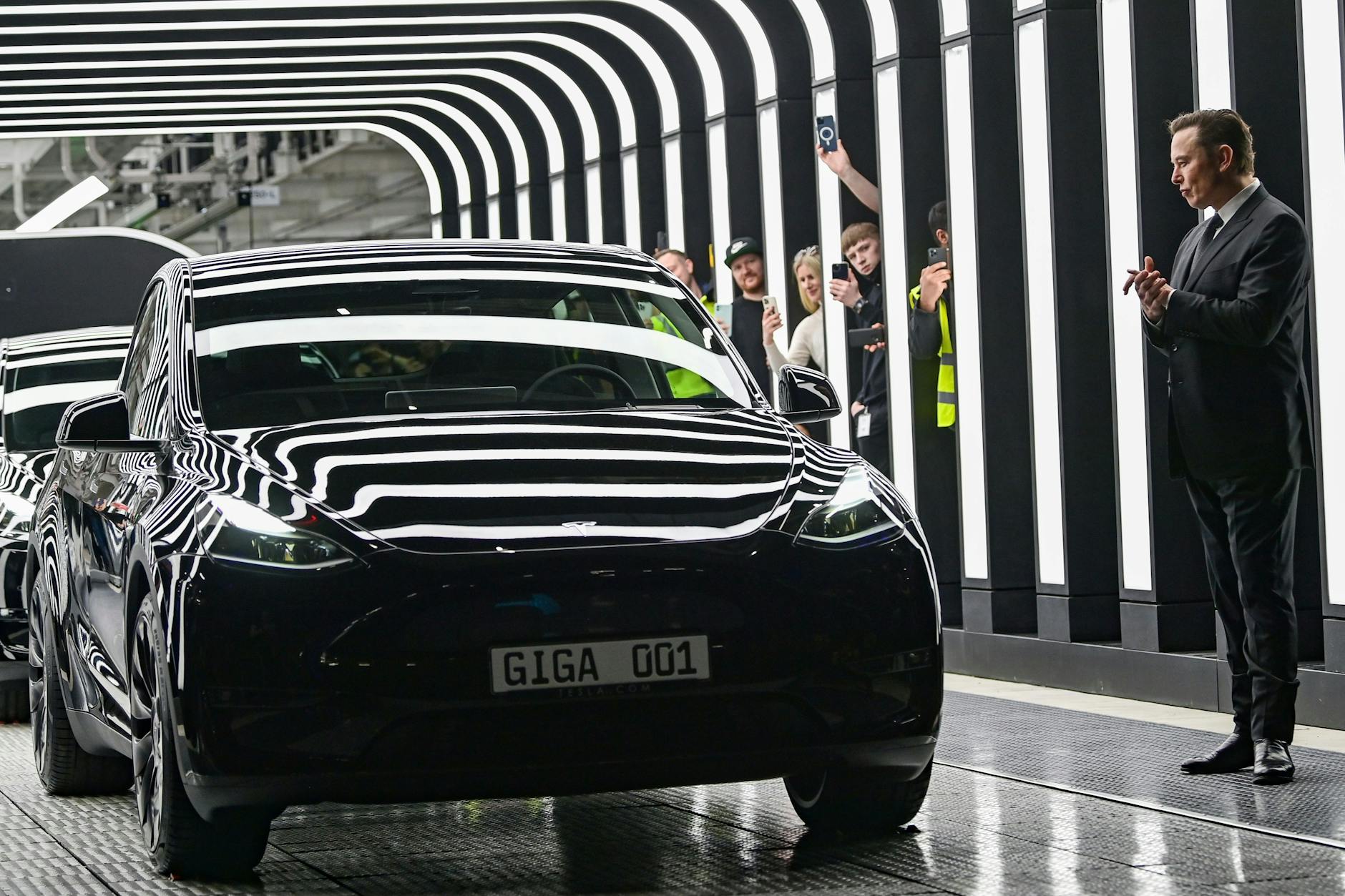 CEO Elon Musk applaudiert den ersten Tesla-Autos aus deutscher Produktion.