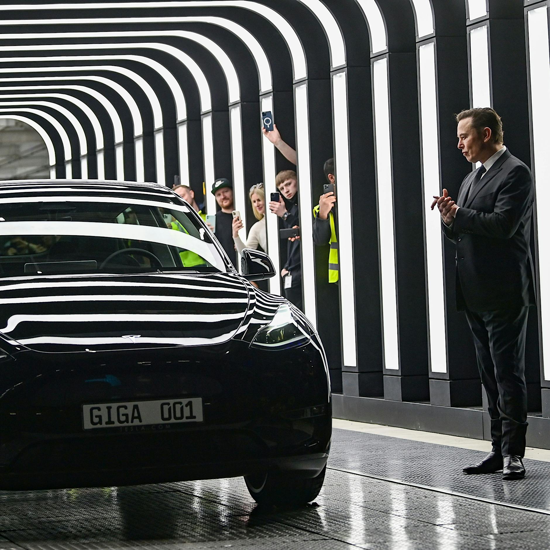 Grünheide: Tesla übergibt die ersten Autos „made in Germany“