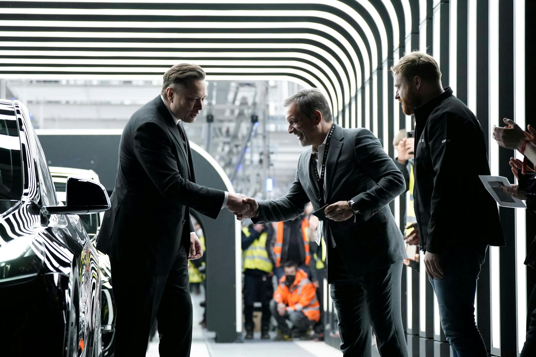 22. März in Grünheide: Elon Musk übergibt den ersten Tesla aus Grünheide an Reiner Puls (61) aus Karlsruhe.