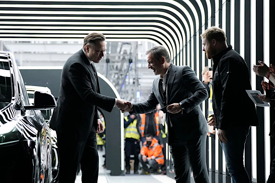 Unternehmenschef Elon Musk übergibt den ersten Tesla aus Grünheide an Reiner Puls (61) aus Karlsruhe.