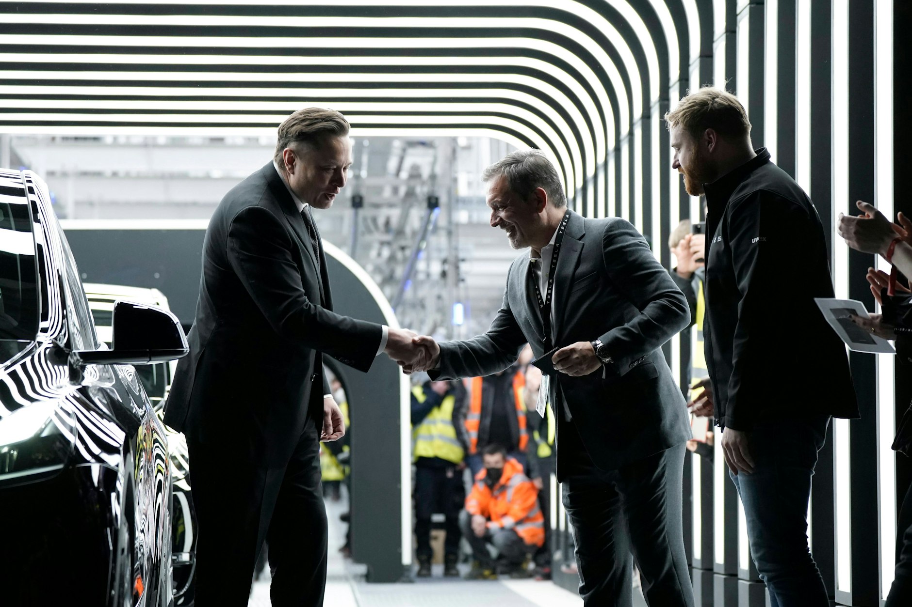 22. März in Grünheide: Elon Musk übergibt den ersten Tesla aus Grünheide an Reiner Puls (61) aus Karlsruhe.