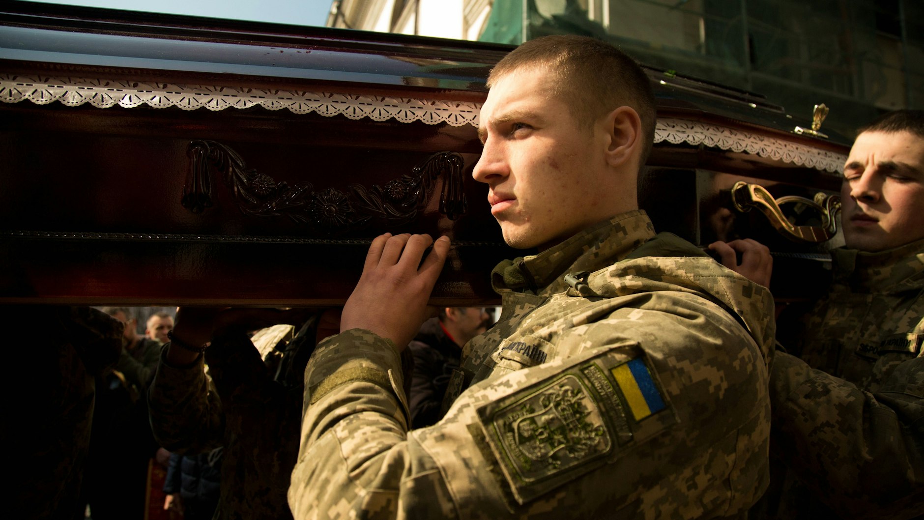 Die russische Armee geht immer brutaler vor. Auf dem Foto zu sehen: die Beisetzung eines ukrainischen Soldaten am 15. März 2022.