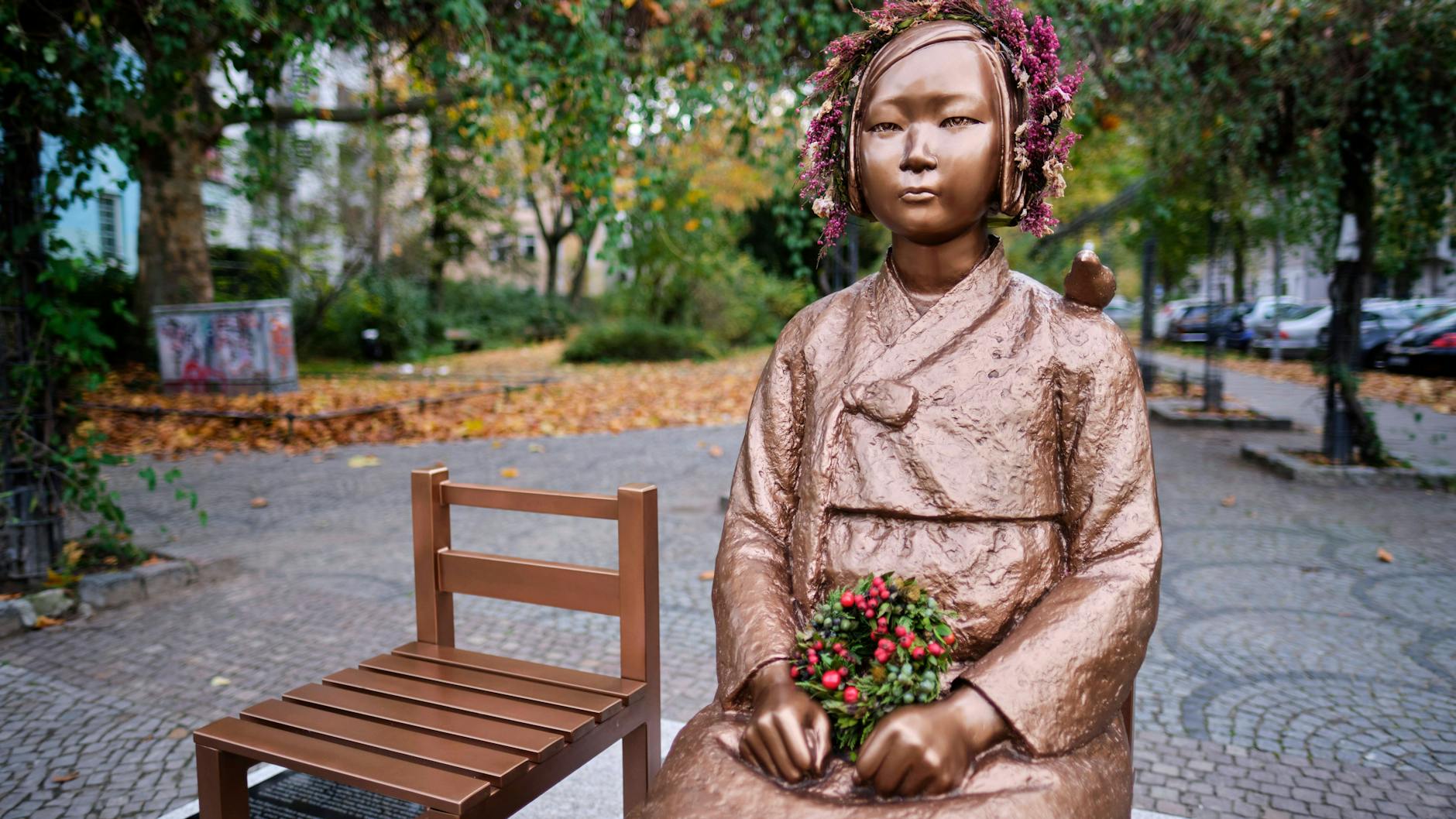 2020 wurde auf dem Moabiter Unionsplatz vom Korea-Verband diese „Friedensstatue“ aufgestellt, die an die Zwangprostituierten erinnert.