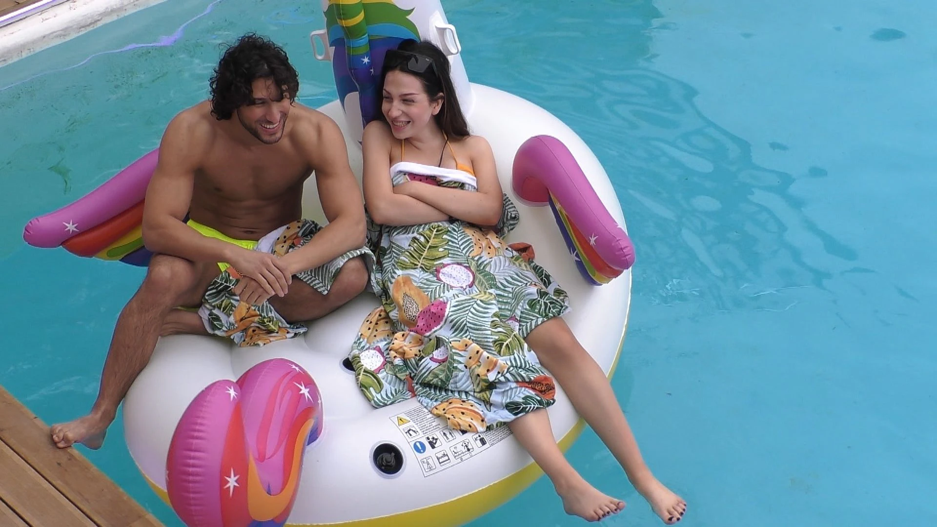 „﻿Love Island“: Jessica und Adriano beim Flirten.