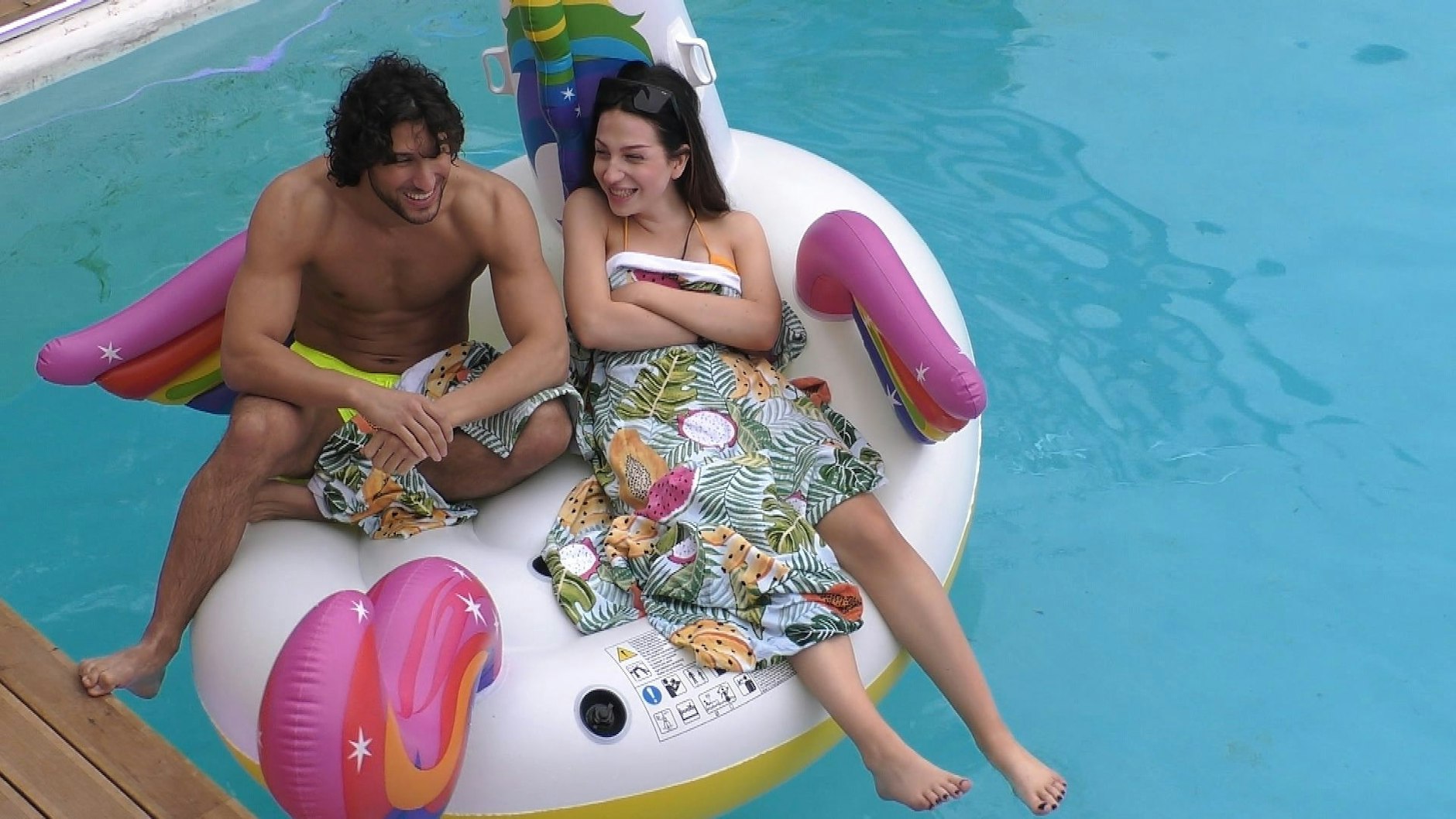 „Love Island“: Jessica und Adriano beim Flirten.