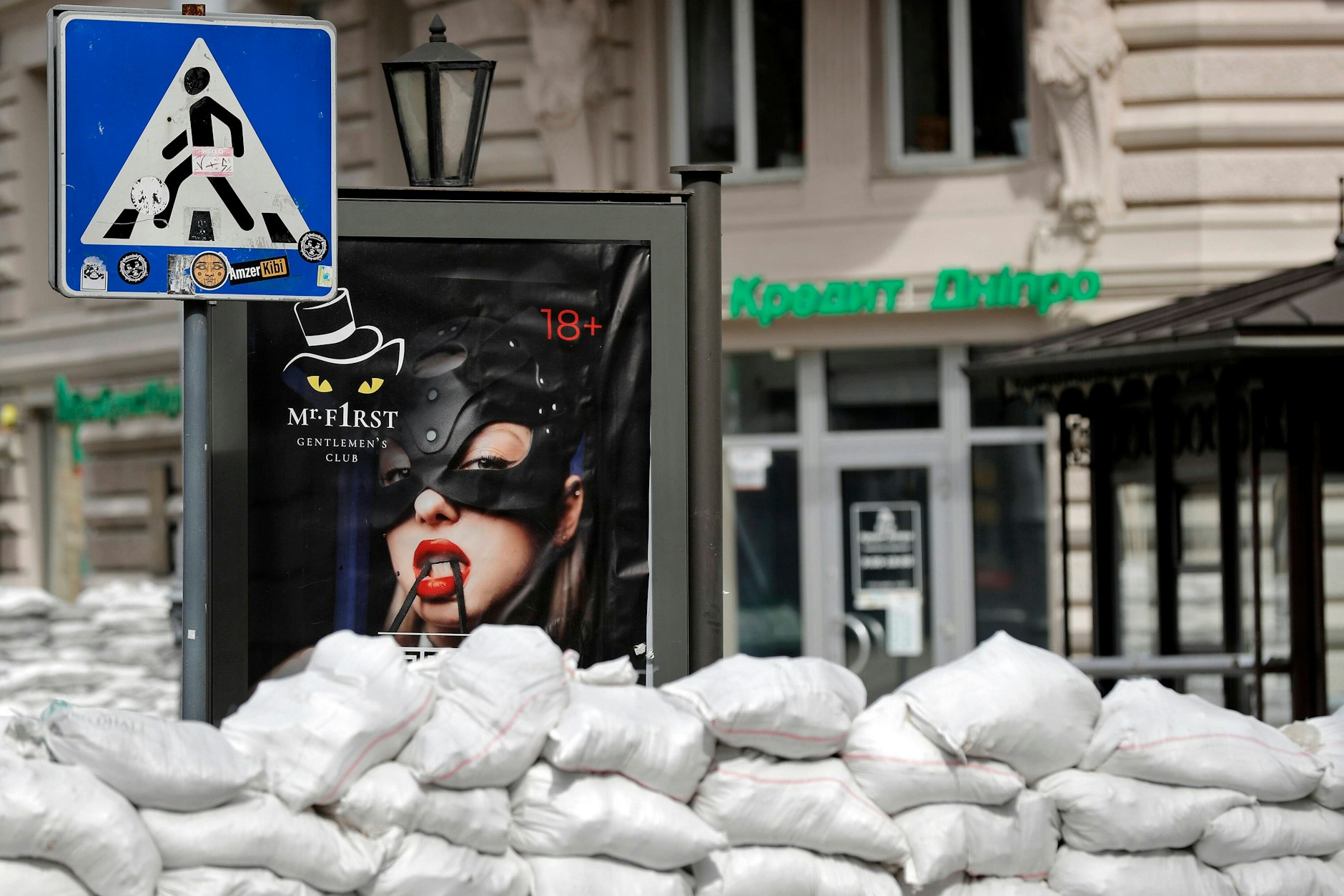 Odessa bereitet sich mit Sandsäcken auf russische Angriffe vor, die Reklame des Nachtclubs wirkt bizarr.