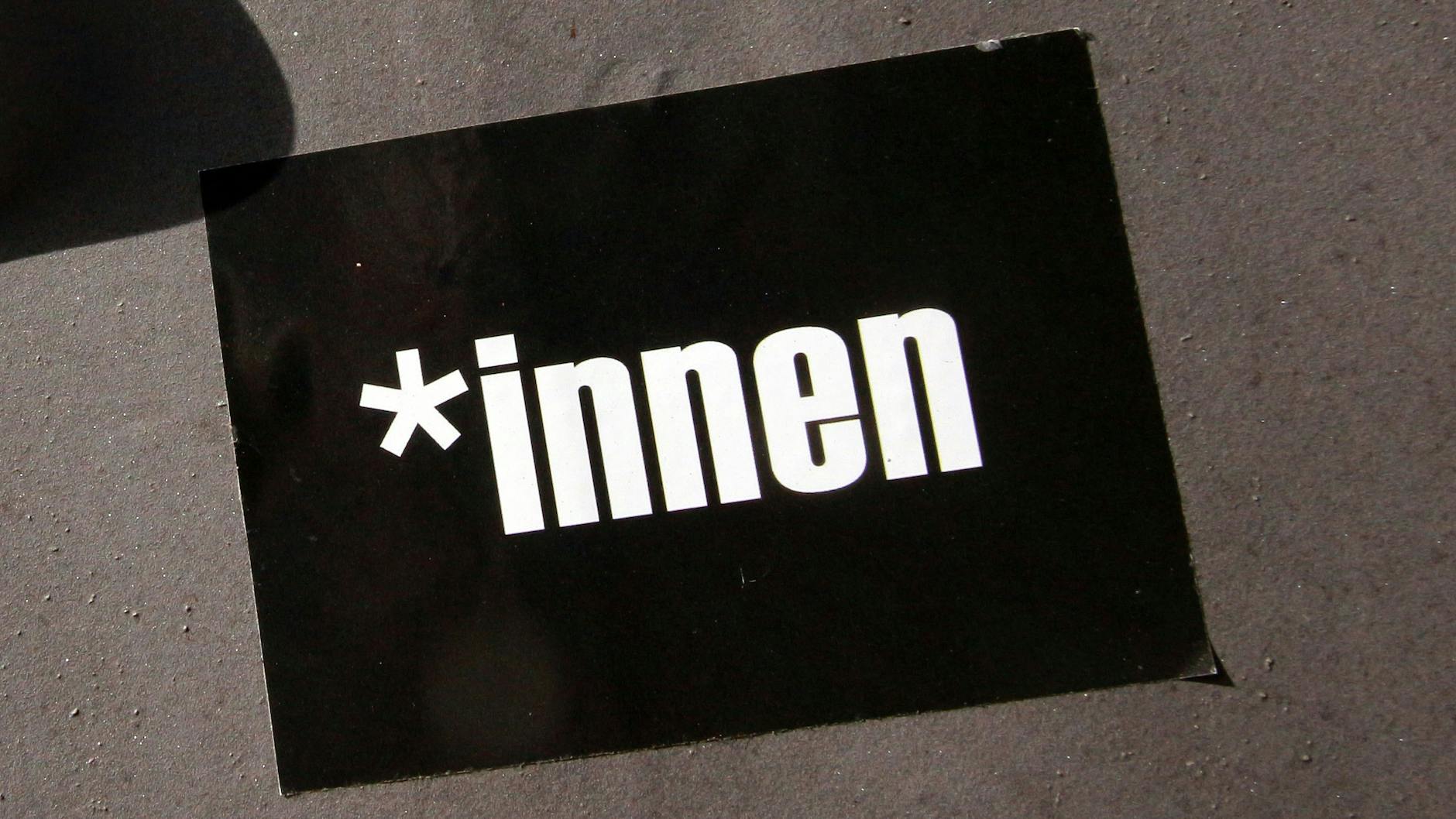 Ein Aufkleber mit der Aufschrift *innen an einem Stromkasten.