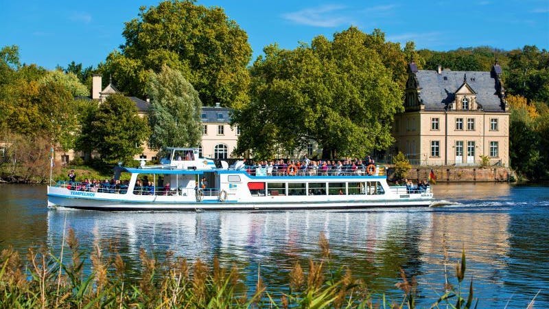 Ausflugsdampfer vor dem Jagdschloss Glienicke