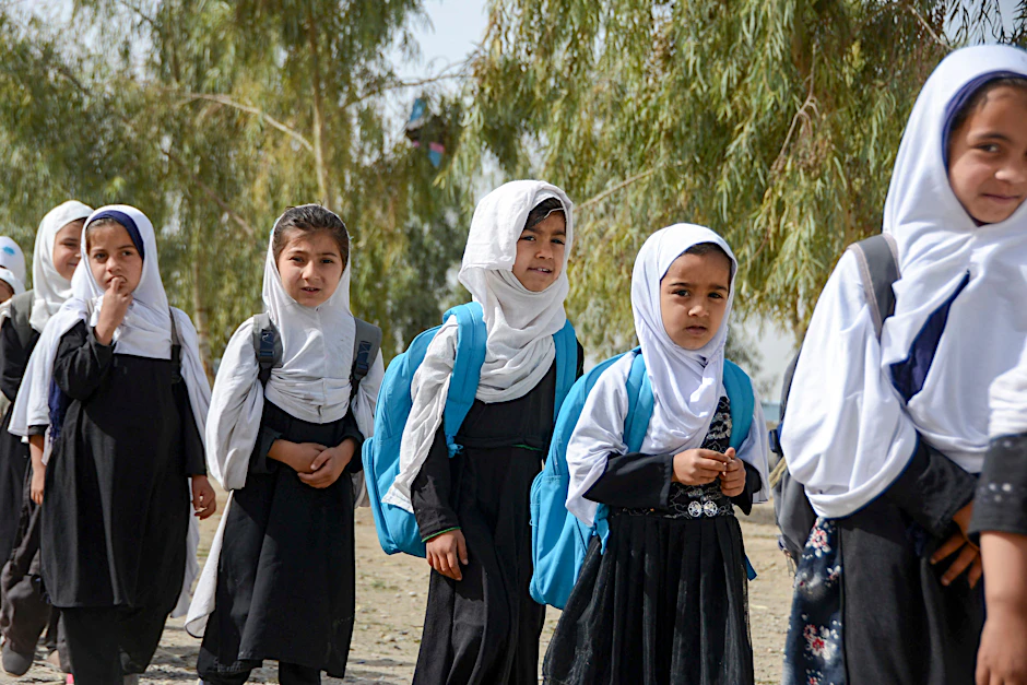 Afghanistan, Kandahar: Junge afghanische Mädchen vor einer Schule