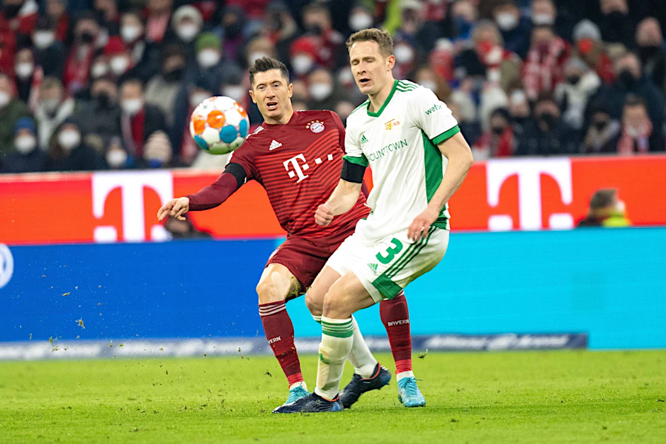Paul Jaeckel (r.) hat Weltfußballer Robert Lewandowski aus nächster Nähe erleben dürfen und dabei gesehen, woran er als junger Verteidiger noch arbeiten muss.