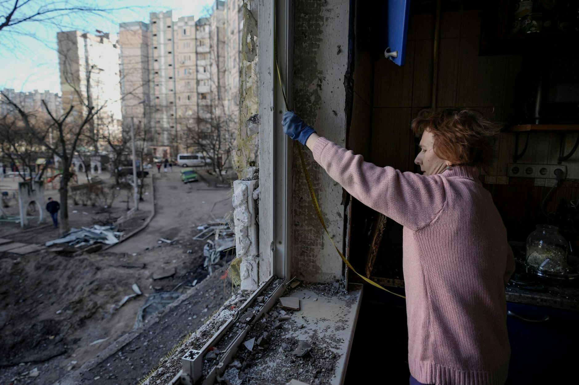 Spuren eines Bombenangriffs in einem Wohngebiet in Kiew.