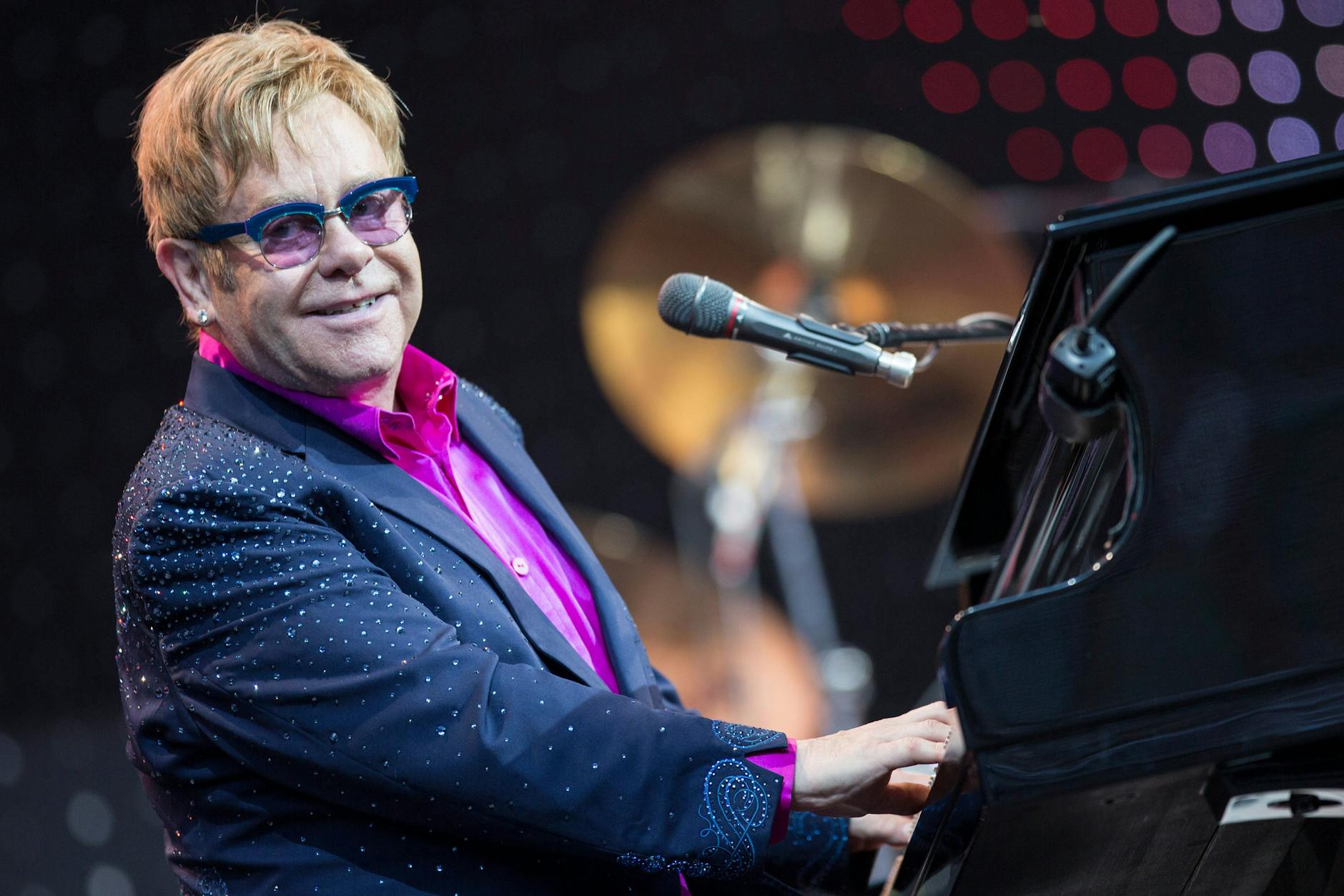 Sänger Sir Elton John spielt in der Waldbühne Berlin.