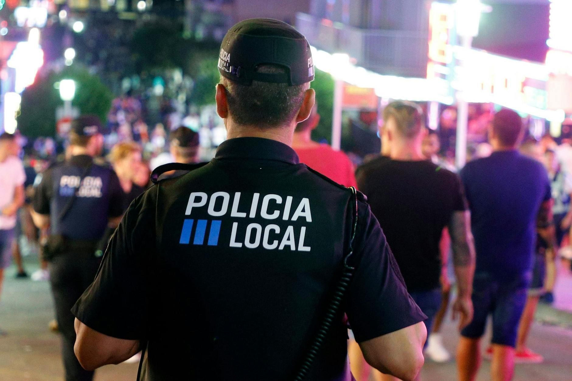Die Polizei auf Mallorca setzte Platzpatronen gegen deutsche Fußballfans ein.