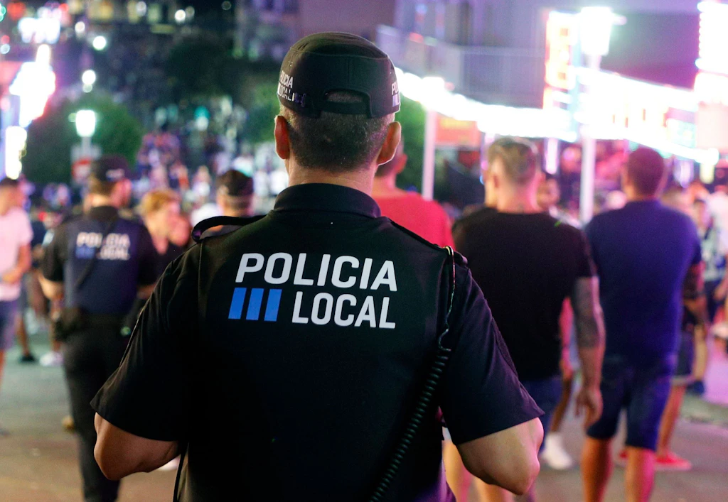 Mallorca: Polizei jagt deutsche Fußballfans mit Platzpatronen – Video