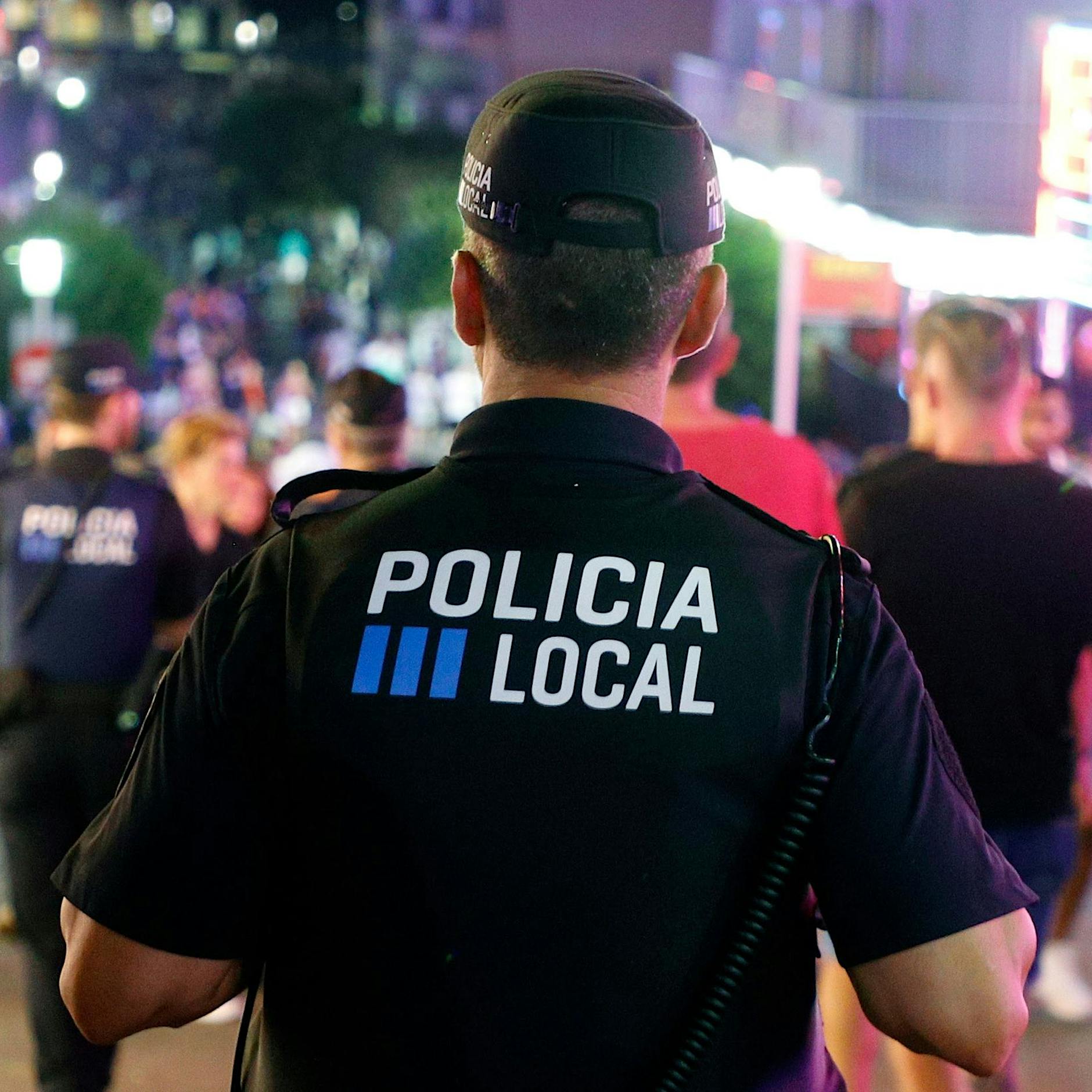 Mallorca: Polizei jagt deutsche Fußballfans mit Platzpatronen – Video