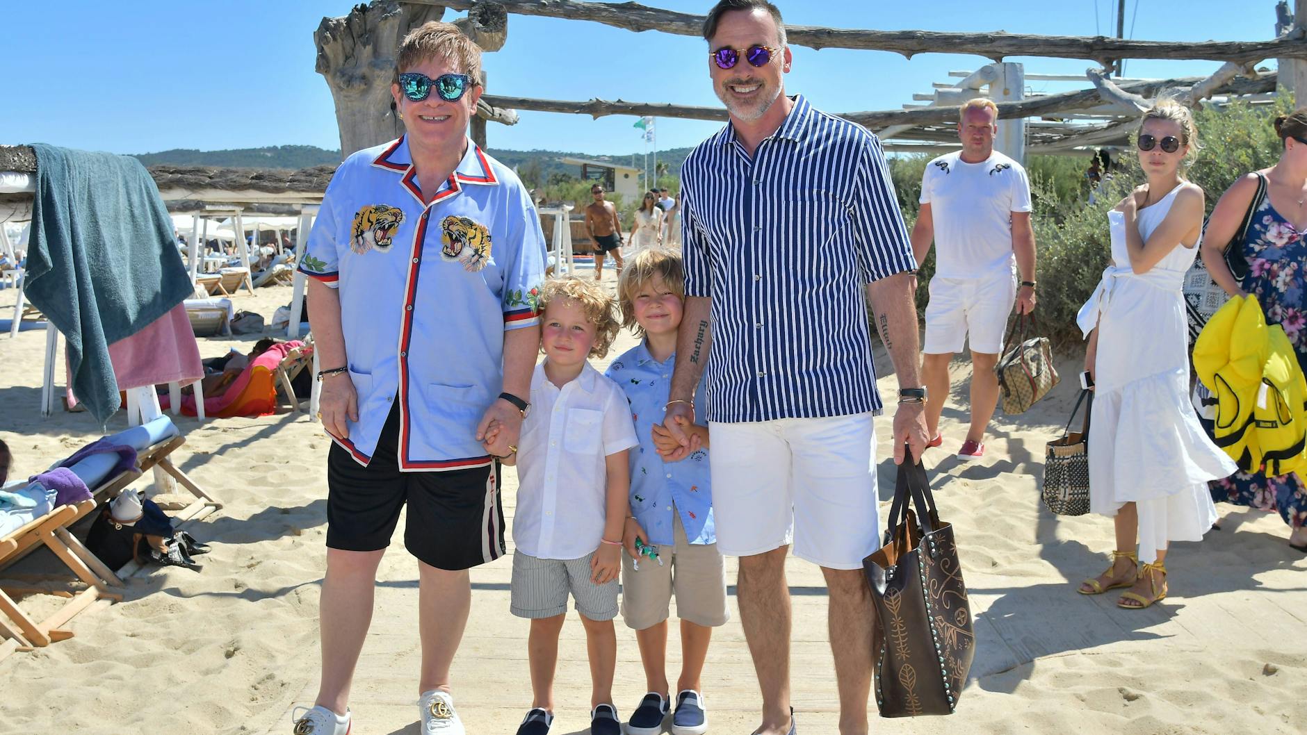 Elton John, sein Ehemann und die beiden gemeinsamen Adoptivkinder Zachary und Elijah