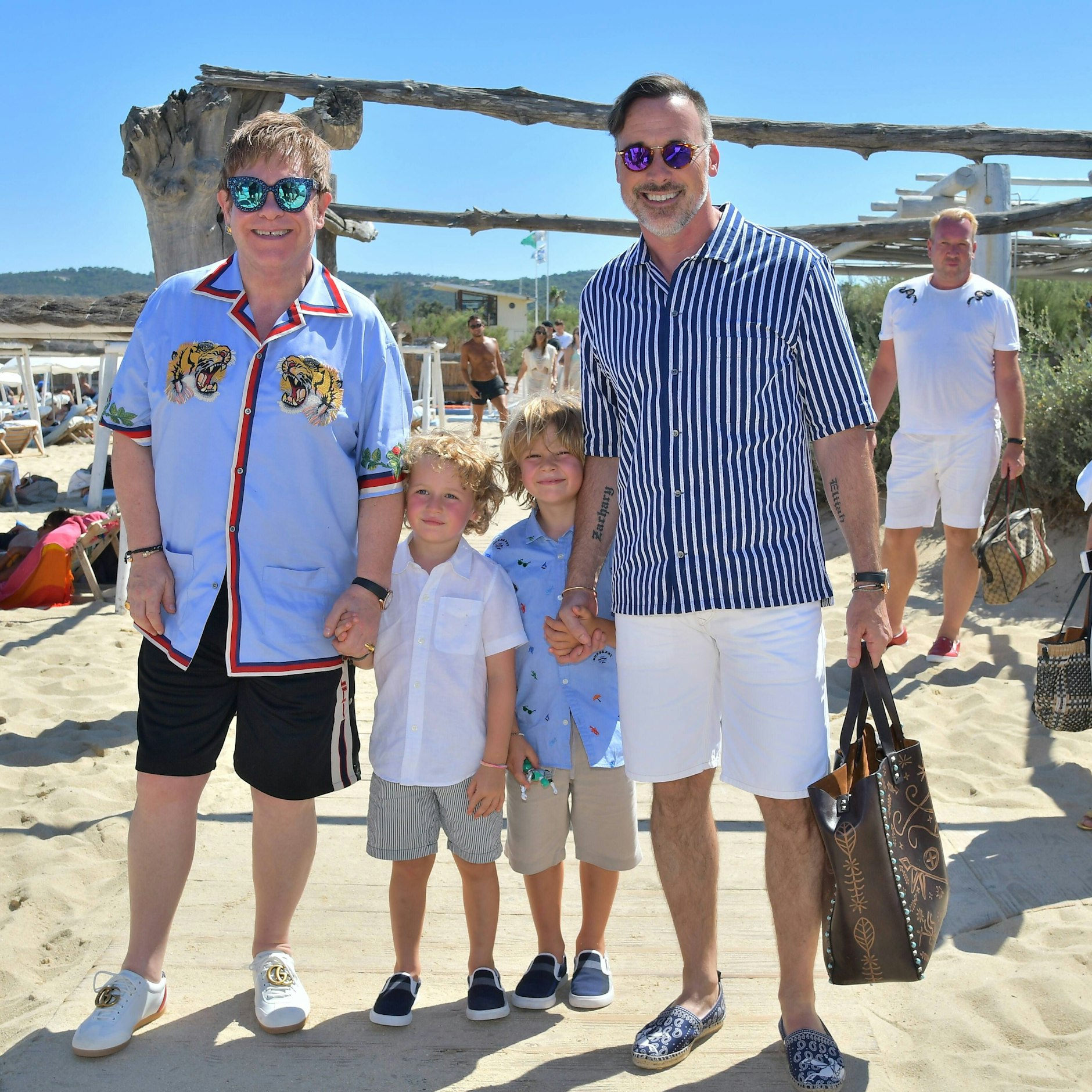 Elton John mit seinem Ehemann David und den gemeinsamen Adoptivsöhnen Zachary und Elijah 2017&nbsp; im französischen Saint Tropez.