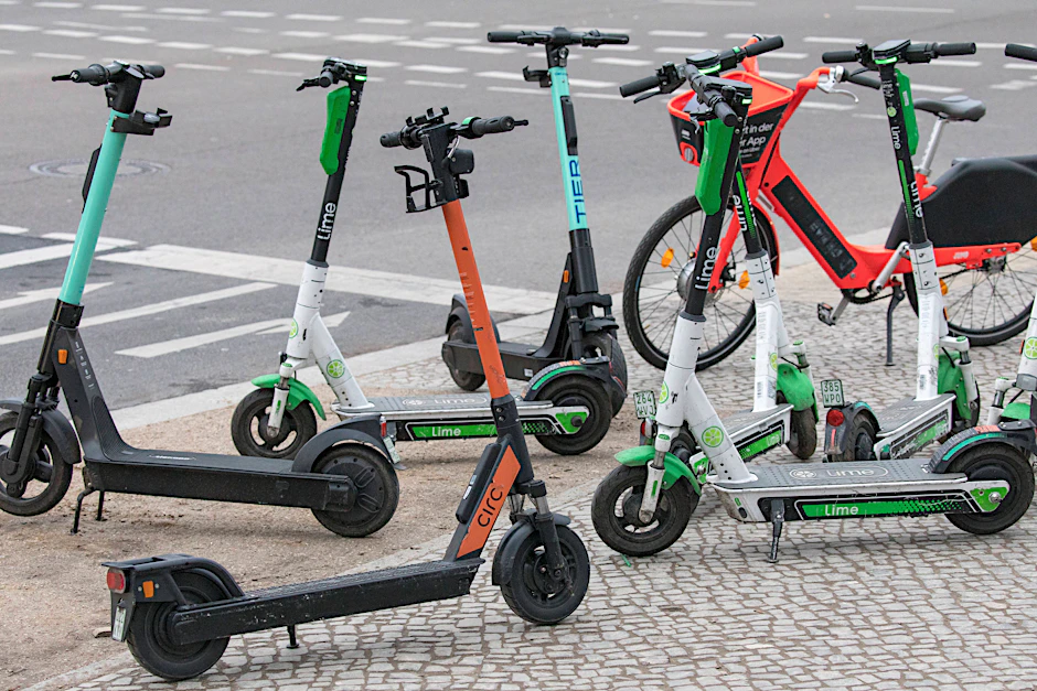 Eine typische Straßenszene in Berlin: E-Scooter und ein Mietrad stehen auf dem Gehweg.