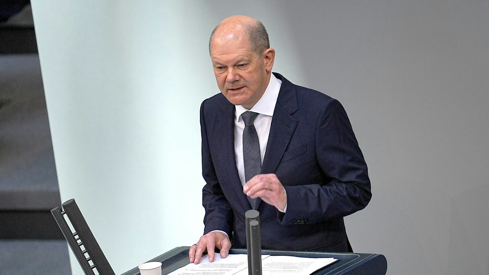 Bundeskanzler Olaf Scholz spricht in der Generaldebatte im Bundestag.