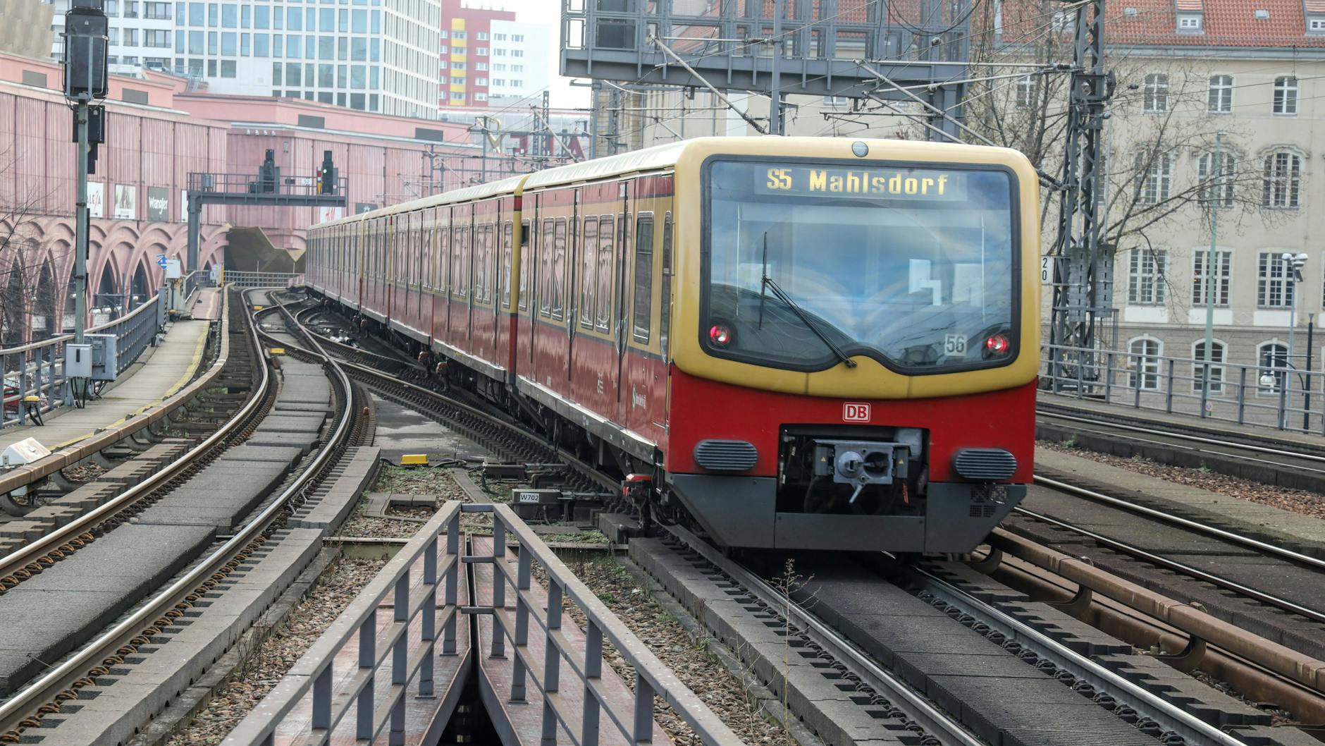 Berlin, Alexanderplatz: Die S-Bahn-Linie 5 in Richtung Mahlsdorf (Symbolbild).
