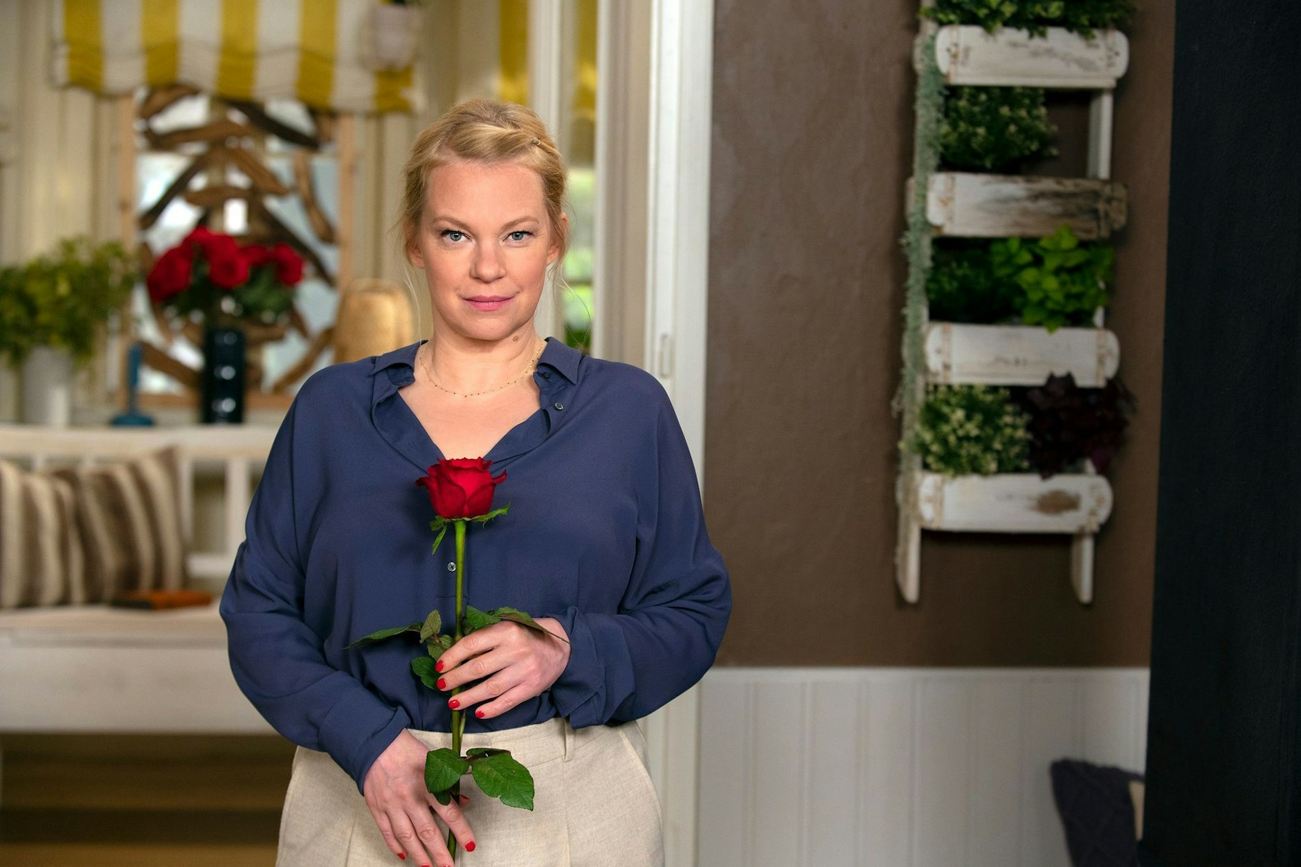 In der ARD-Serie "Rote Rosen" wird Theresa Hübchen, die Tochter des Schauspielers Henry Hübchen, die neue Heldin. Die neue Staffel der Telenovela startet Ende Mai.