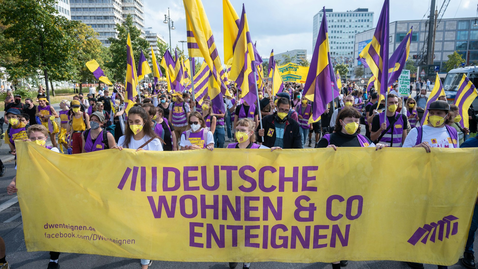 Bunter Protest: Unterstützer der Initiative „Deutsche Wohnen & Co enteignen“ bei einer Demonstration.