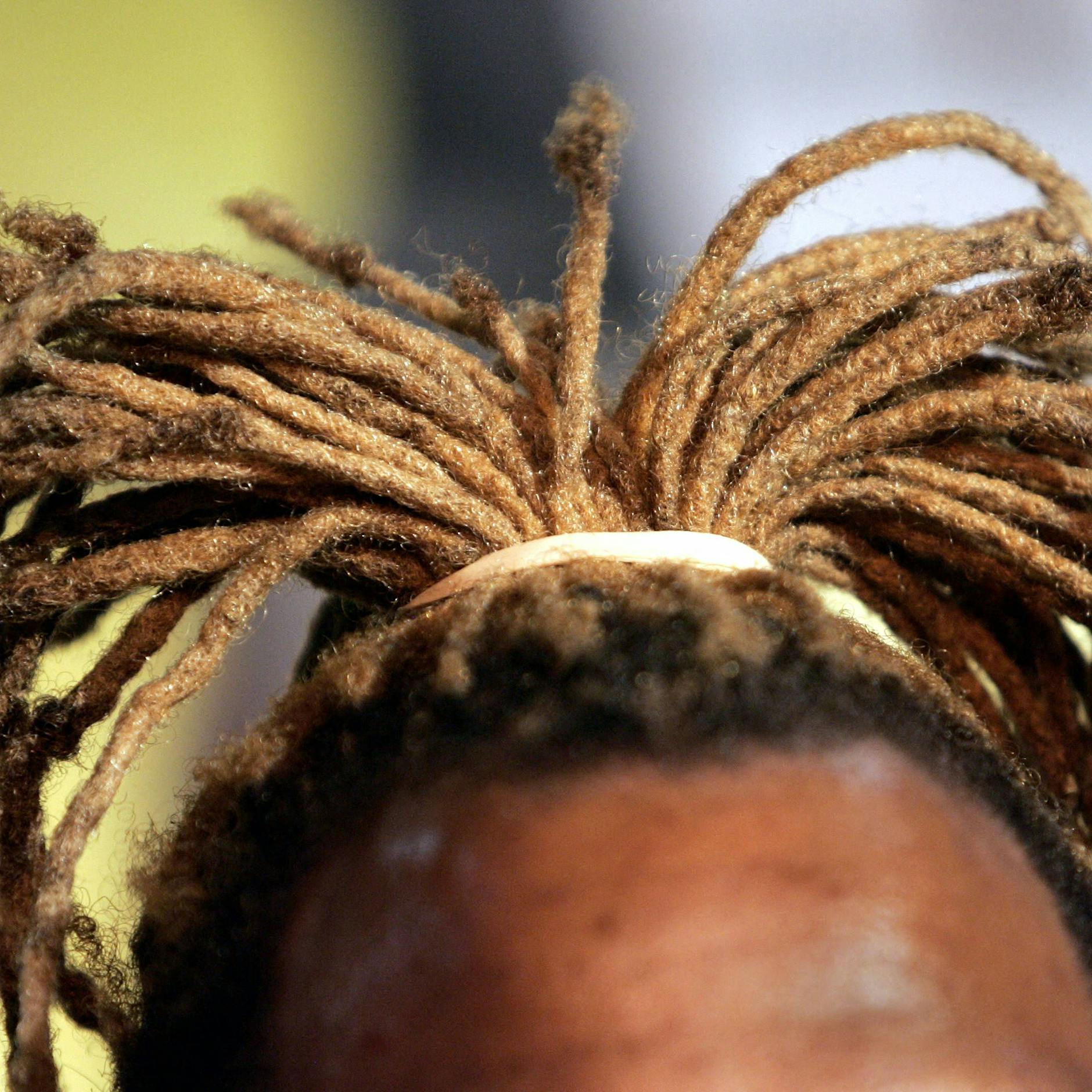 Weil sie Dreadlocks trägt! Fridays for Future lädt DIESE Sängerin aus – und fordert: Schneid Dir die Haare ab!