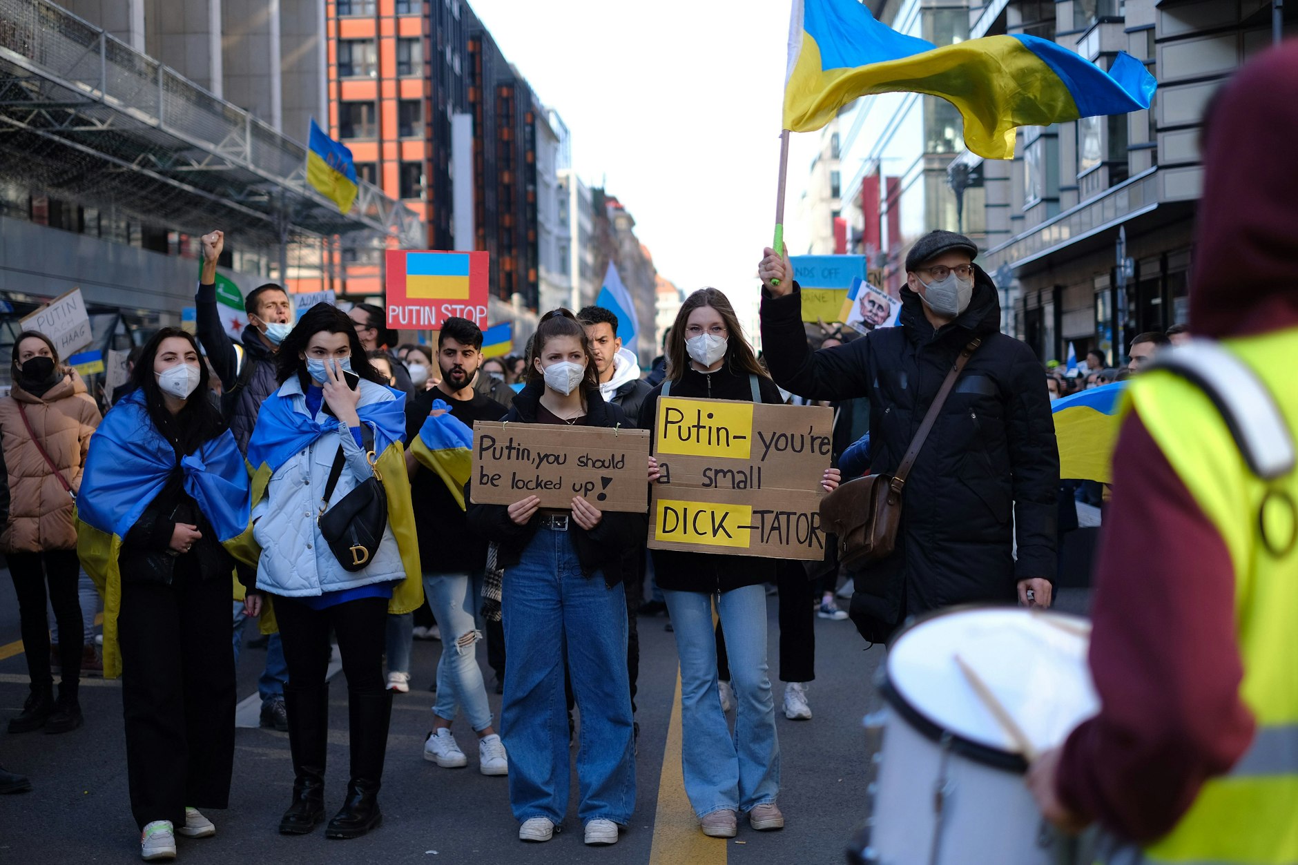 Demonstranten auf dem Weg zur russischen Botschaft in Berlin.