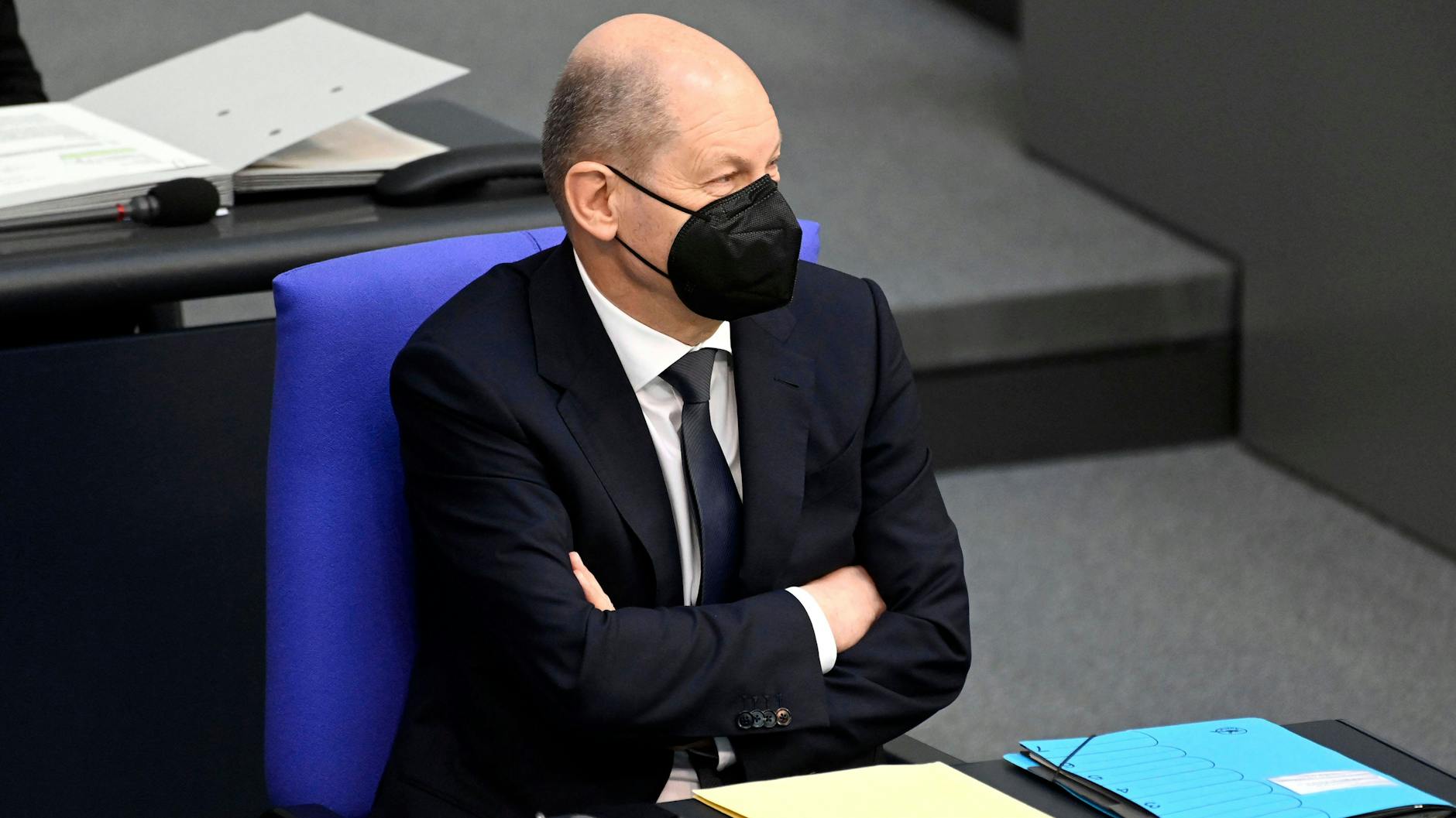 Olaf Scholz verfolgt die Debatte im Bundestag.