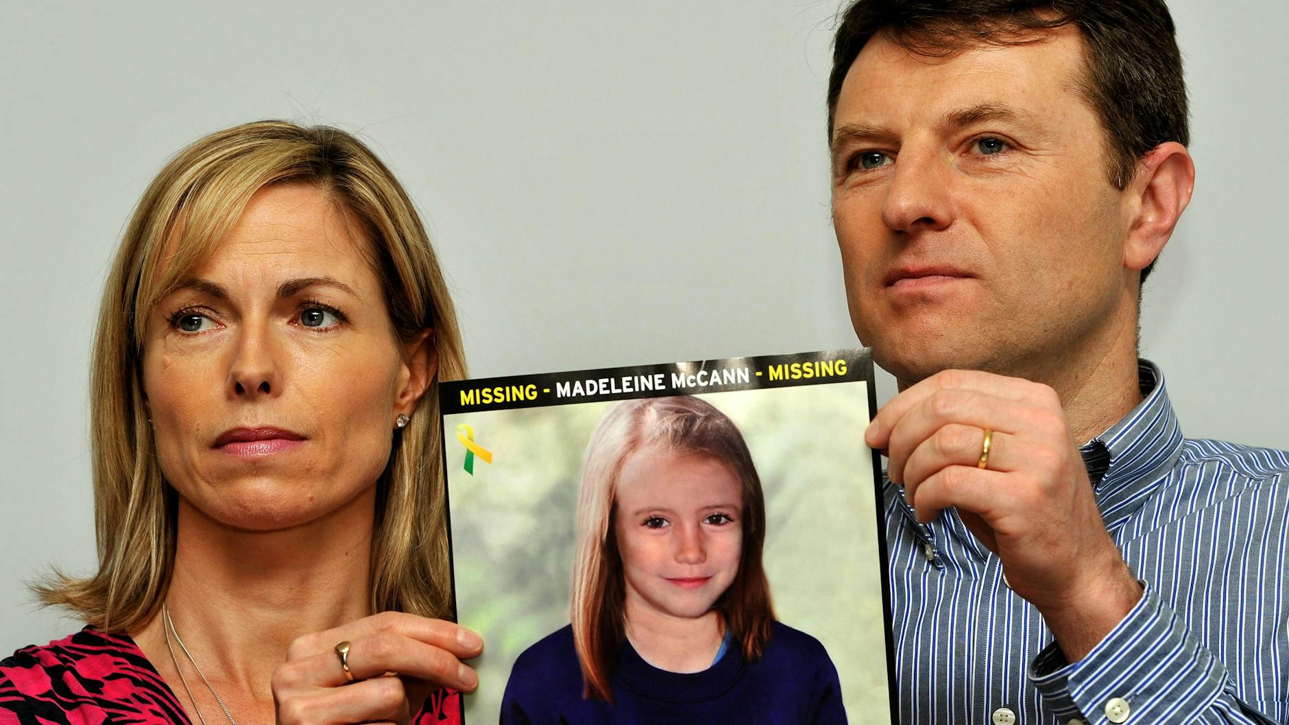 Kate und Gerry McCann, Eltern der im Jahr 2007 verschwundenen Britin Madeleine „Maddie“ McCann, zeigen ein Foto ihrer Tochter (Archivbild).