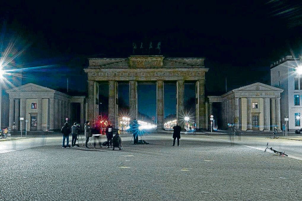Das Brandenburger Tor liegt während der Earth Hour im Dunkeln. Mit der «Earth Hour» will die Umweltschutzorganisation World Wide Fund For Nature (WWF) ein Zeichen für Klima- und Umweltschutz setzen. Rund um den Globus gehen für eine Stunde die Lichter aus.