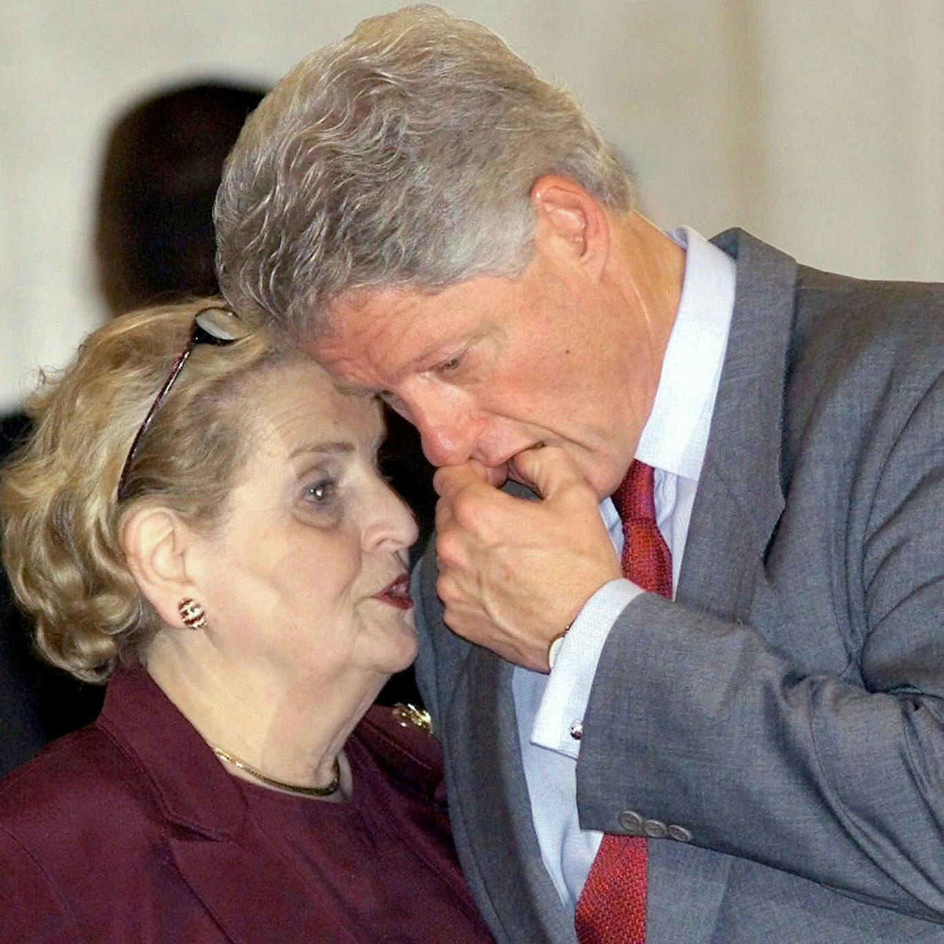 Im ägyptischen Scharm El-Scheich: Bill Clinton, damaliger Präsident der USA, bespricht sich am 17.10.2000 mit der damaligen Außenministerin Madeleine Albright, bevor er die Abschlusserklärung des Nahost-Gipfels abgibt.