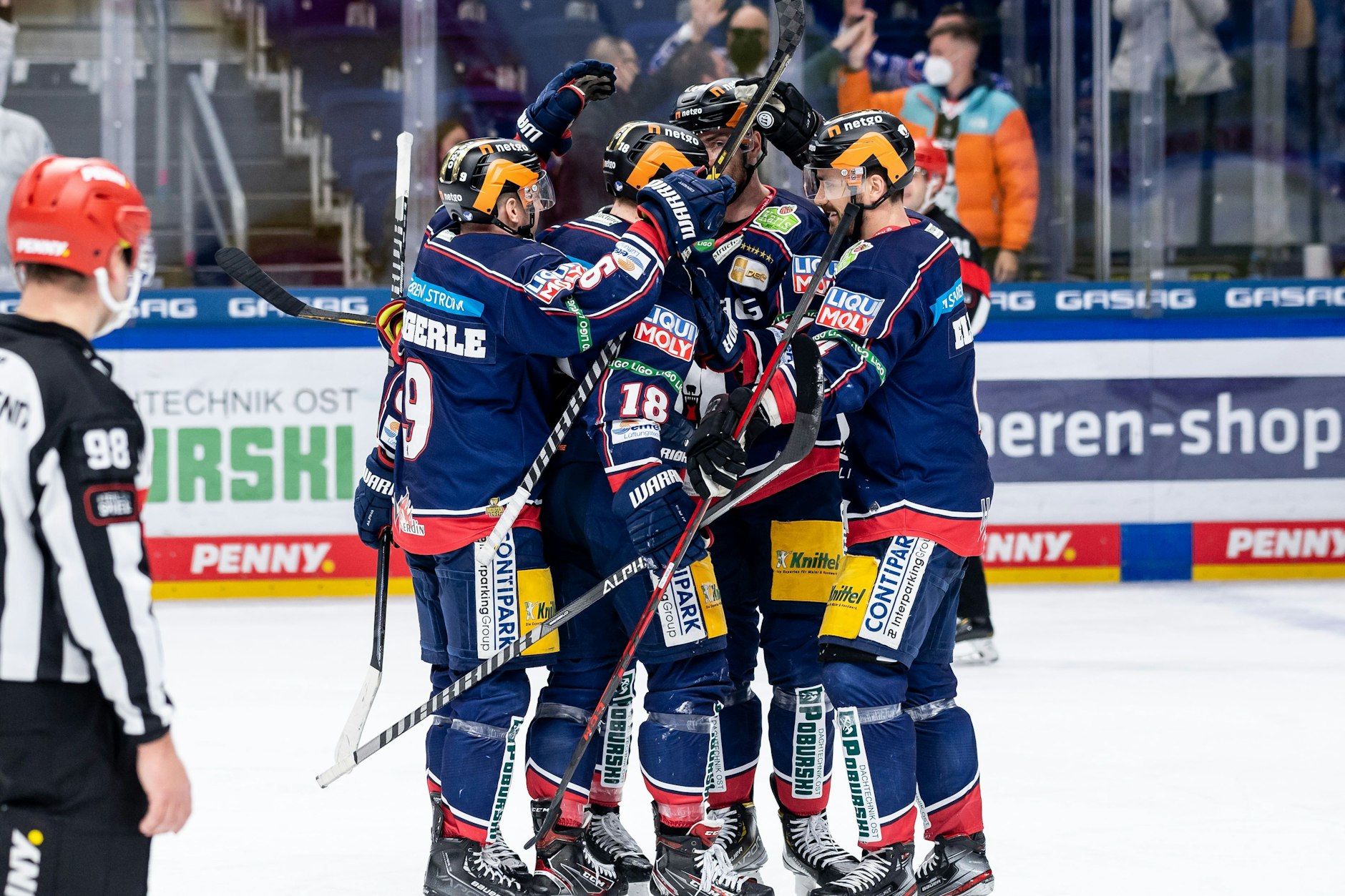 Die Eisbären Mark Zengerle, Jonas Müller, Marcel Noebels und Morgan Ellis feiern das Tor zum 2:2&nbsp; gegen den ERC Ingolstadt.