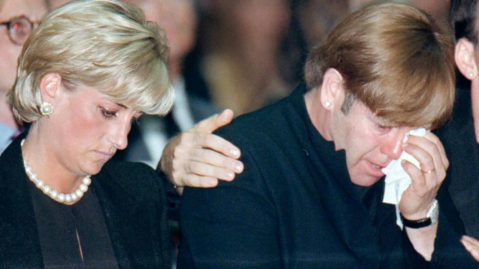 Prinzessin Diana und Sänger Elton John nehmen 1997 an der Trauerfeier für den italienischen Modedesigner Gianni Versace teil.