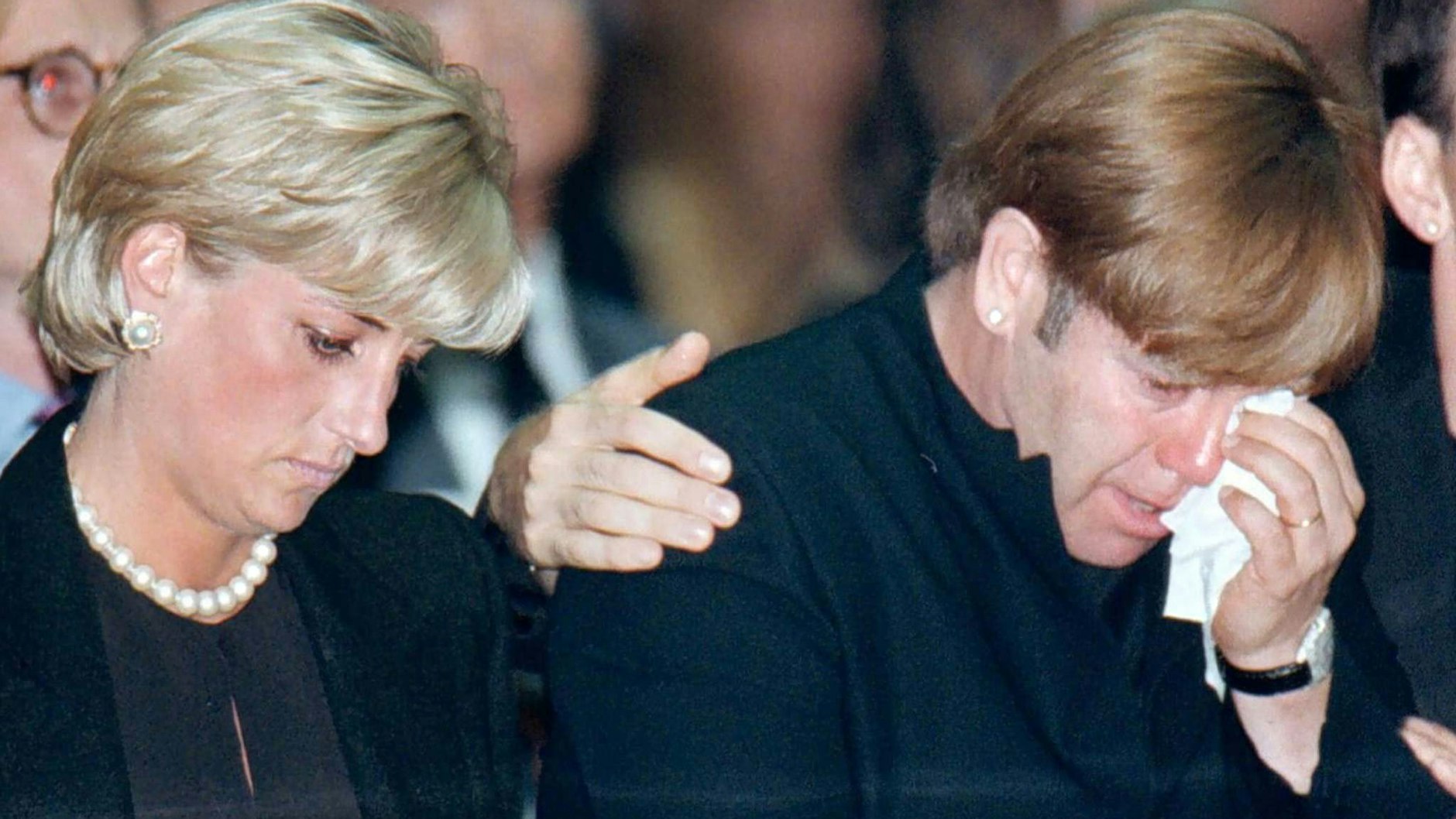 Prinzessin Diana und Sänger Elton John nehmen 1997 an der Trauerfeier für den italienischen Modedesigner Gianni Versace teil.