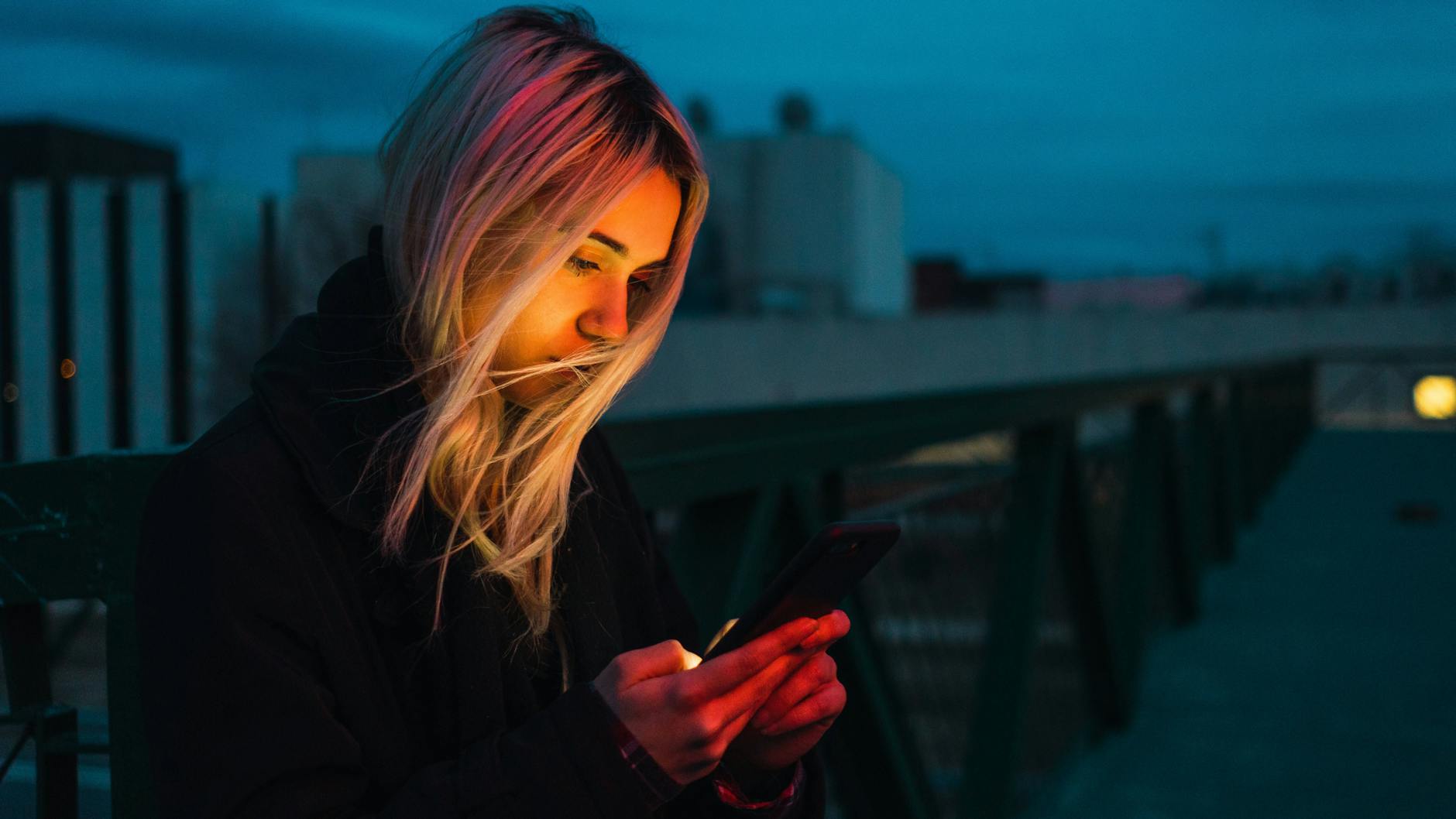 Das Bedürfnis, immer wieder die Nachrichtenlage zu überprüfen, ist nichts anderes als der Versuch, in einer als unkontrollierbar empfundenen Situation ein Mindestmaß an Kontrolle herbeizuführen.