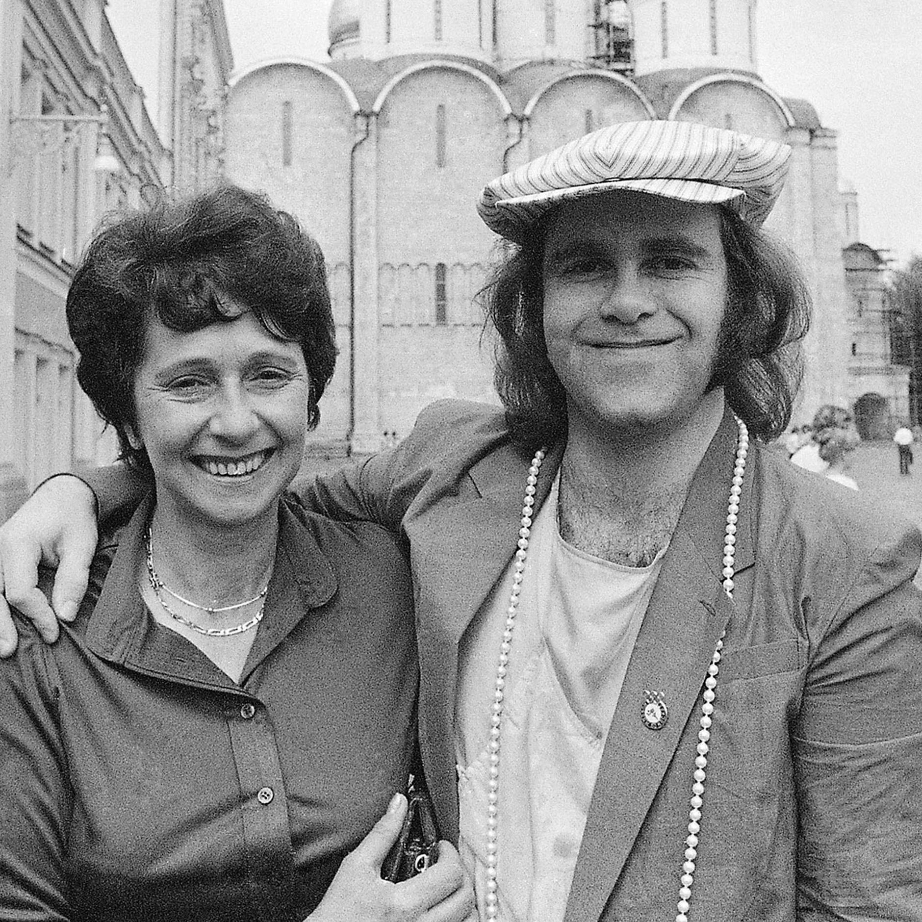 Der britische Musiker Elton John besucht mit seiner Mutter Sheila Farebrother 1979 den Kreml.