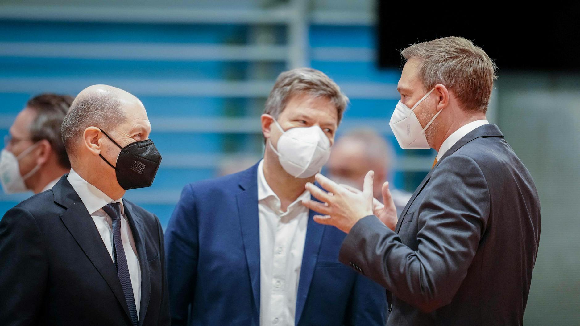 Bundeskanzler Olaf Scholz (SPD), Bundeswirtschaftsminister Robert Habeck (Grüne) und Bundesfinanzminister Christian Lindner (FDP) (Archivbild)