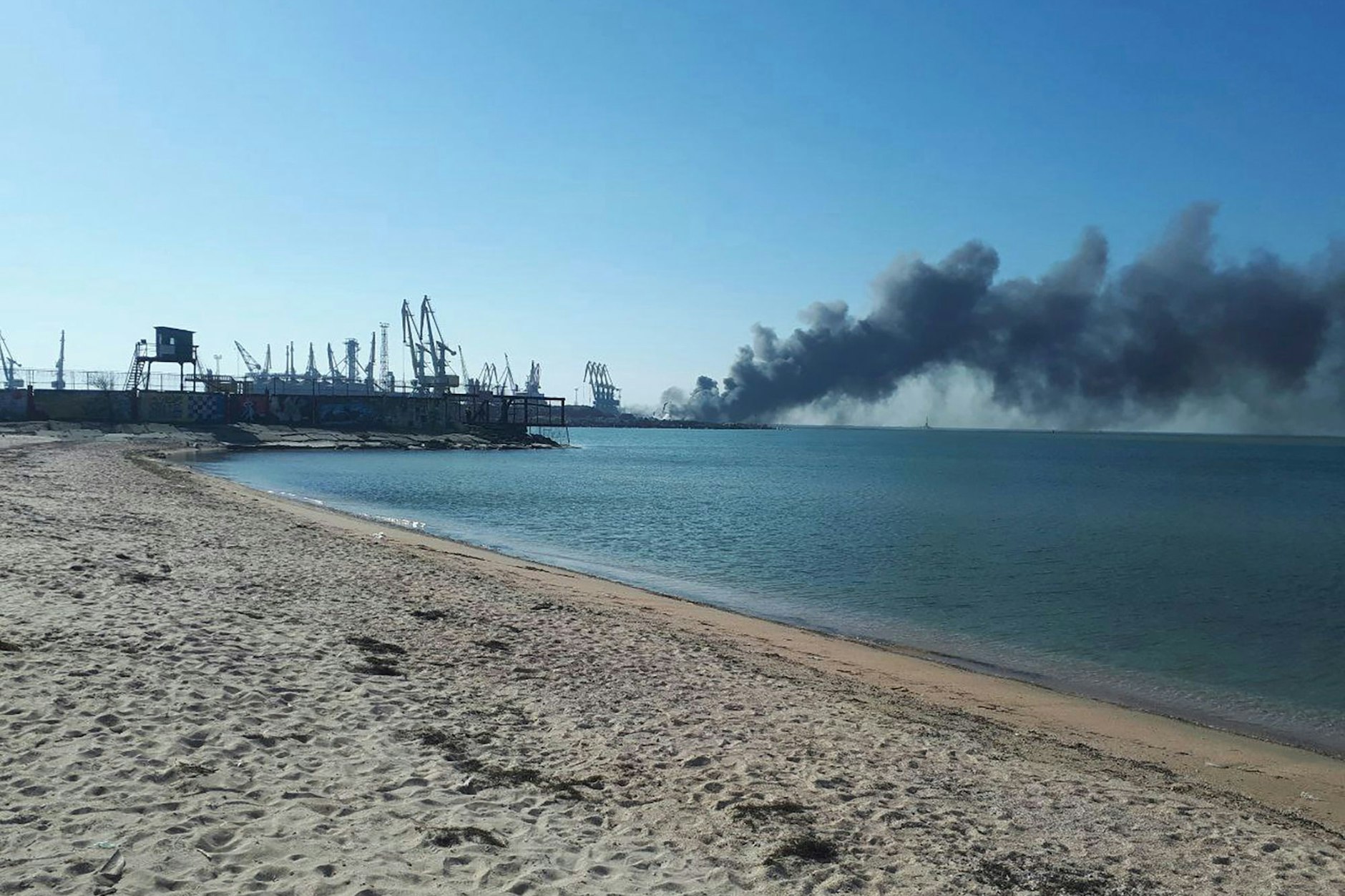 Rauch steigt nach einem Beschuss in der Nähe eines Seehafens in Berdjansk auf. Die ukrainische Marine meldete, sie habe das russische Schiff "Orsk" im Asowschen Meer nahe der Hafenstadt Berdjansk versenkt. 