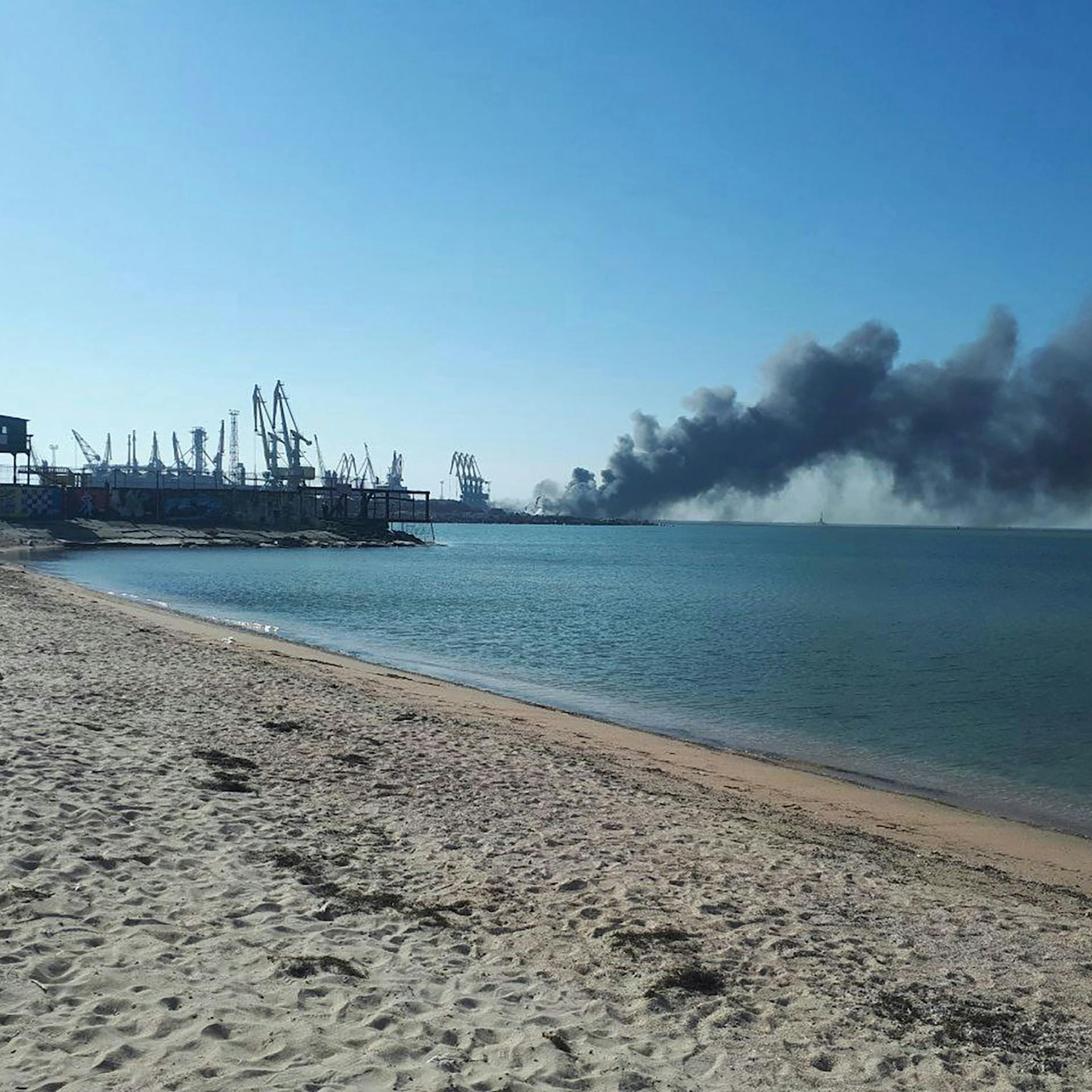 Ukraine-Krieg: Vor den Augen der Besatzer! Saboteure jagen riesiges Russen-Kriegsschiff in die Luft – HIER das Video!