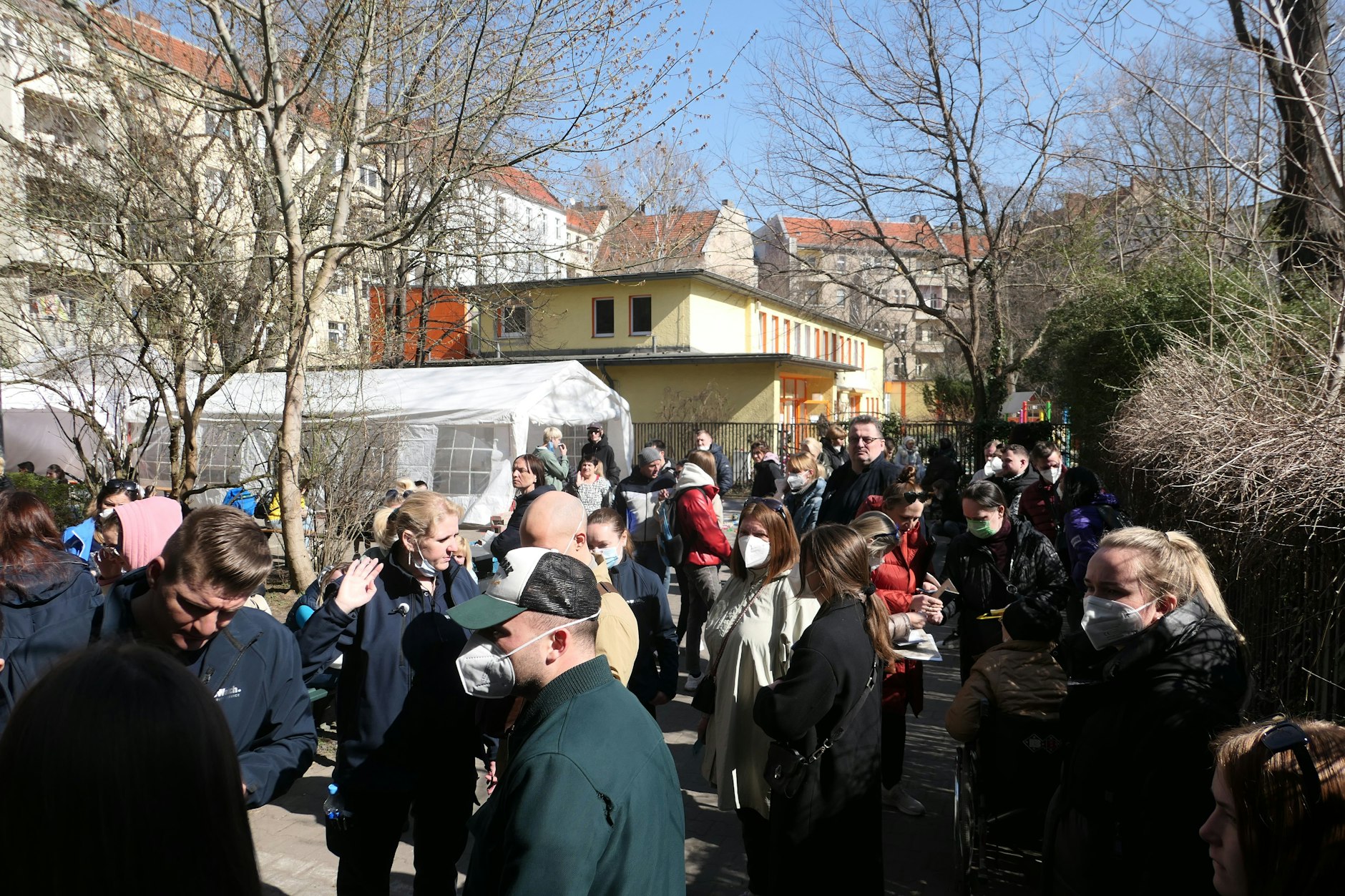 Hunderte aus der Ukraine geflüchtete Menschen auf dem Hof des Sozialamts Neukölln. 