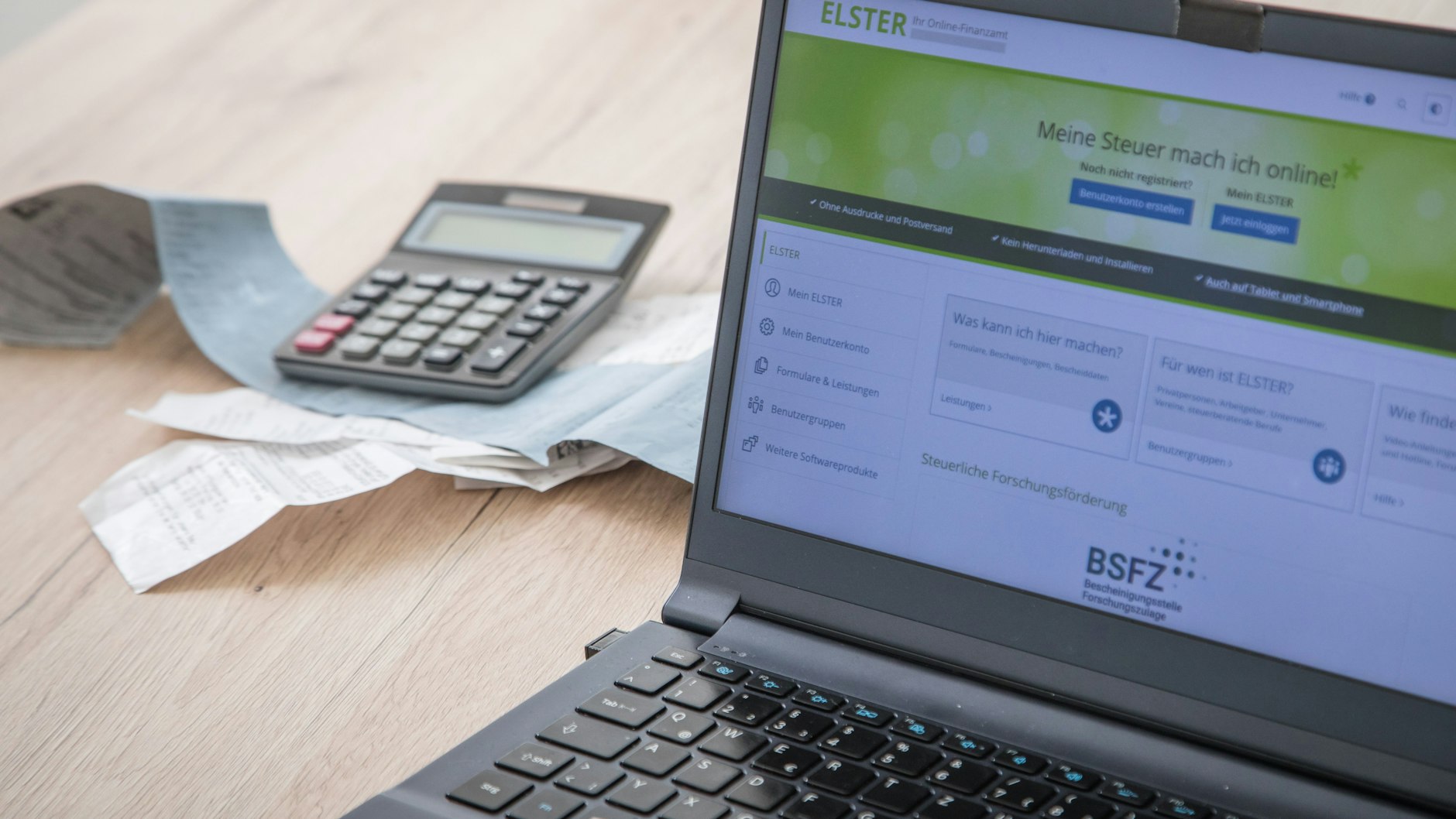 Steuererklärung fällig? Viel mehr als einen Computer braucht es für die Erstellung und das Versenden heute nicht mehr.