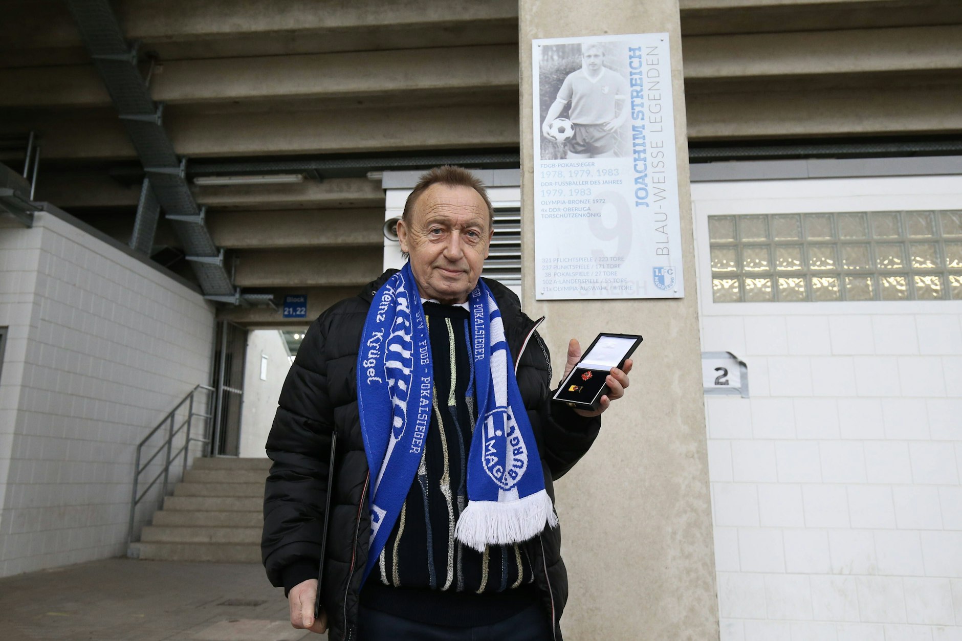 Stürmerlegende Joachim Streich erhielt zu seinem 70. Geburtstag im vergangenen Jahr die Ehrennadel des Landes Sachsen Anhalts.