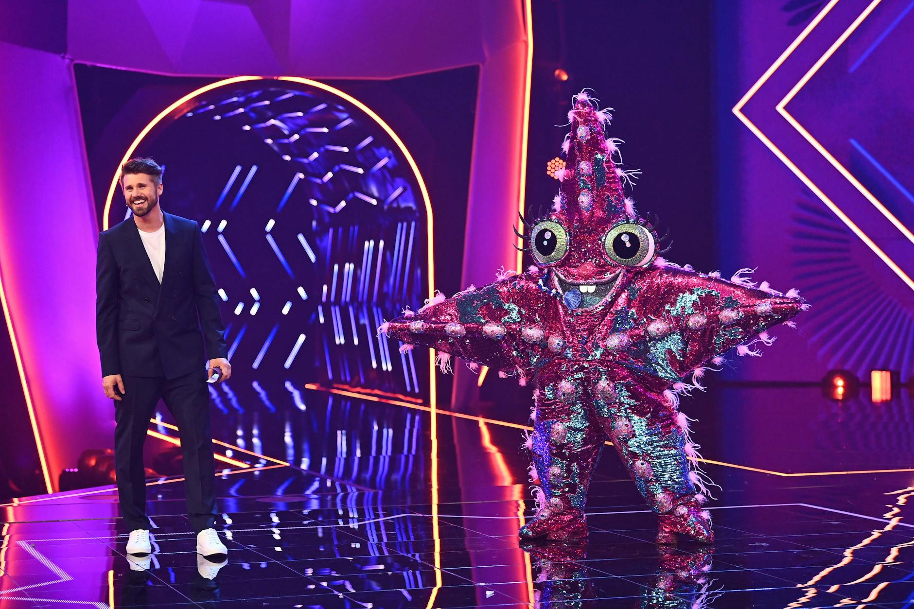 Moderator Thore Schölermann sprang in der ersten Folge von „The Masked Singer“ für Matthias Opdenhövel ein. Hier steht er mit dem Seestern auf der Bühne.