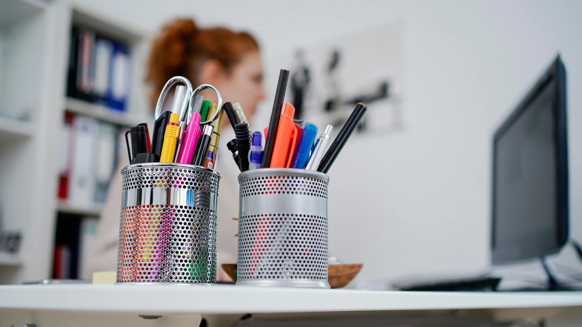 Eine junge Frau in ihrem heimischen Arbeitszimmer (Symbolbild).