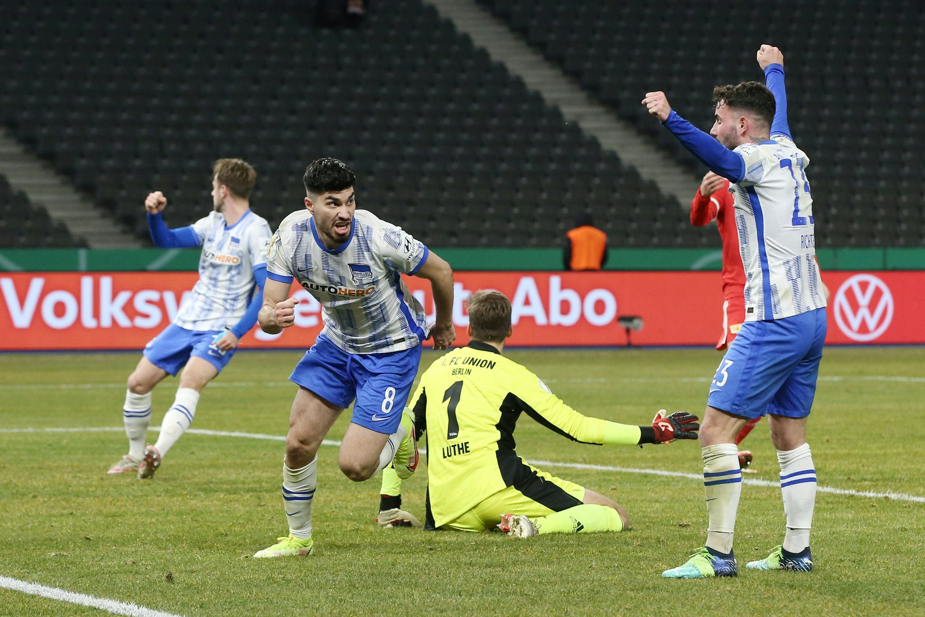 Hier jubelten die Herthaner vergeblich, das Tor zählte beim Pokalderby gegen Union nicht. In zwei Wochen wollen die Blau-Weißen die Schmach vergessen machen.
