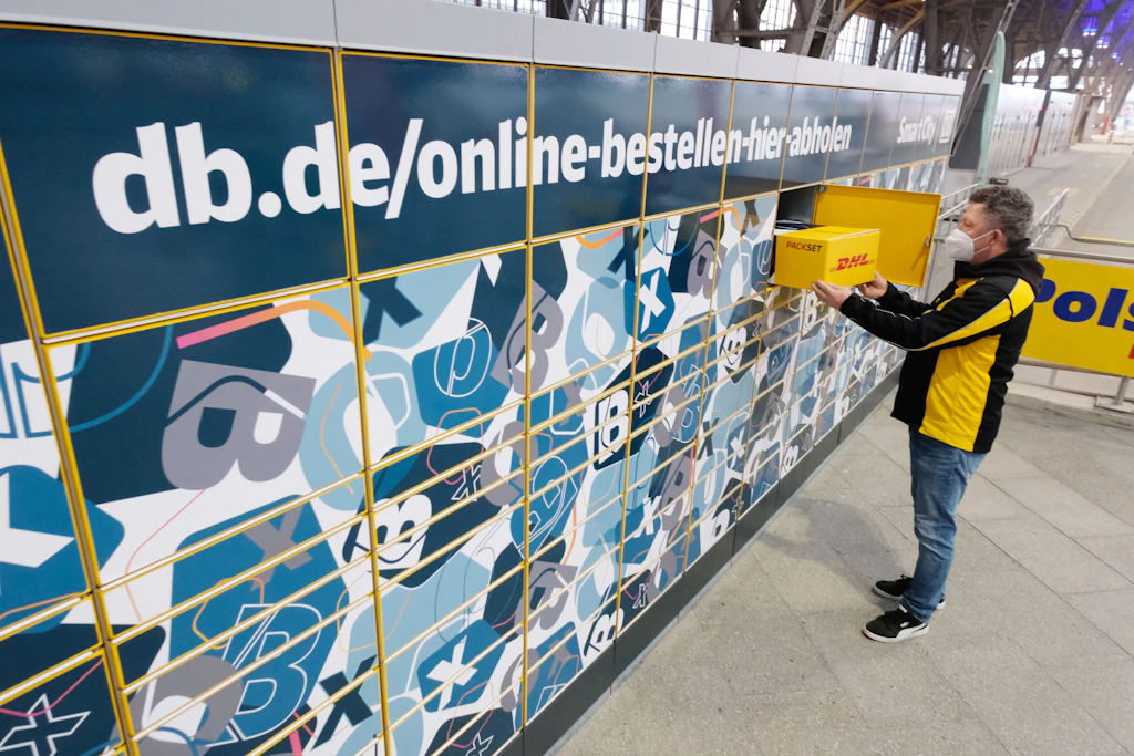 Bahn und DHL richten Packstationen an 800 Bahnhöfen ein